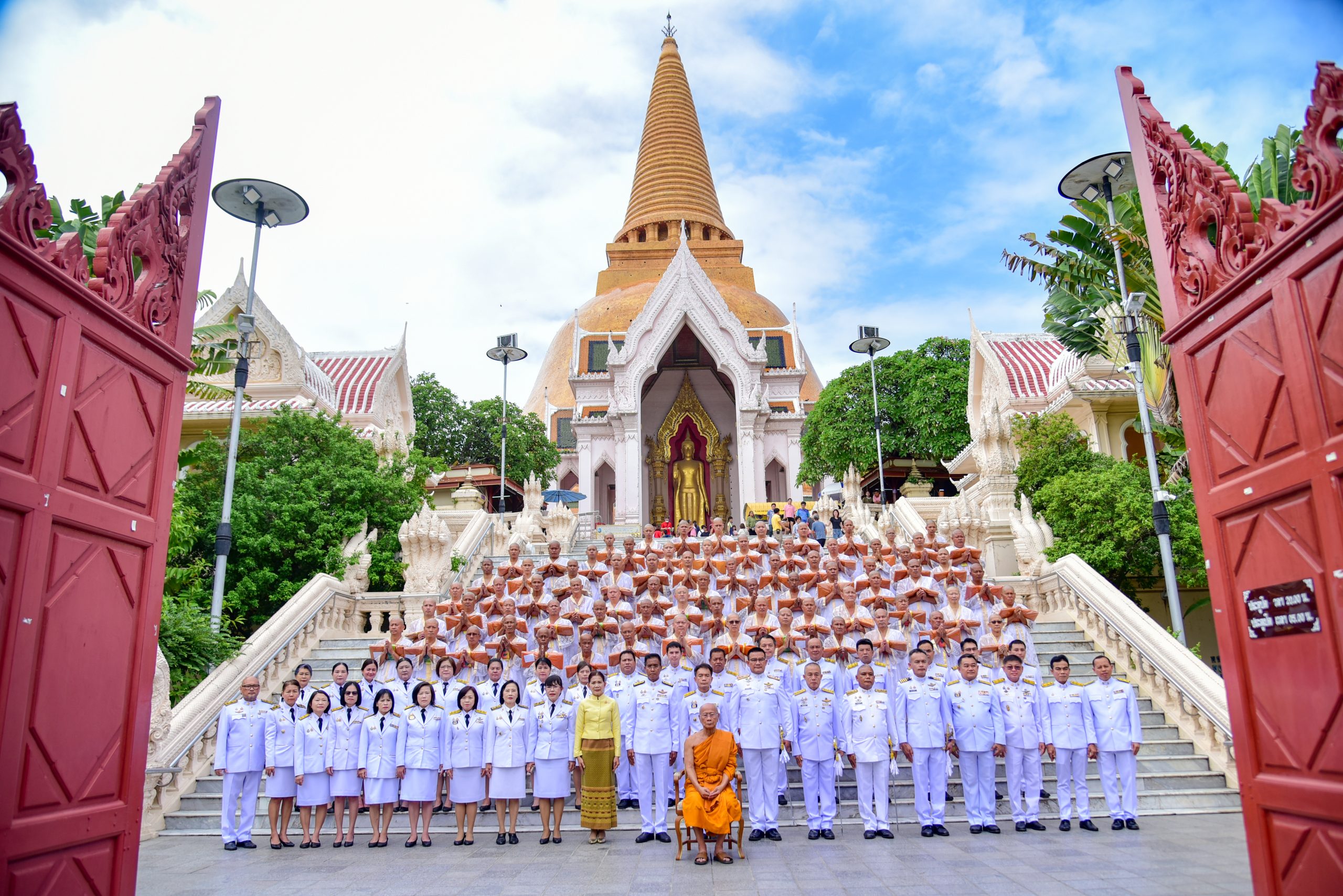 นครปฐม-จัดพิธีมอบผ้าไตรและพิธีบรรพชาอุปสมบท เฉลิมพระเกียรติฯ