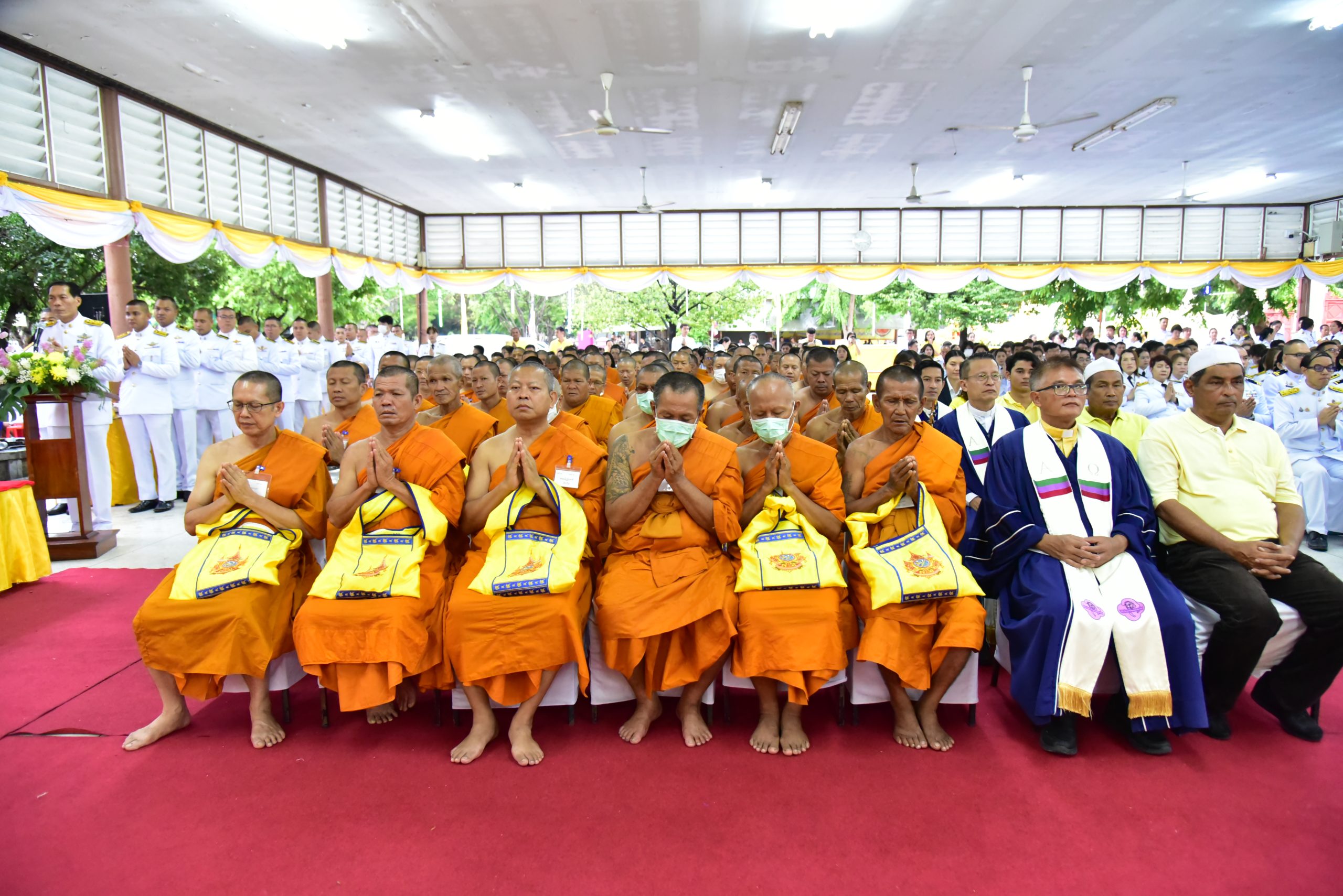 นครปฐม-จัดพิธีทางศาสนามหามงคลและพิธีทำบุญตักบาตรถวายพระราชกุศล