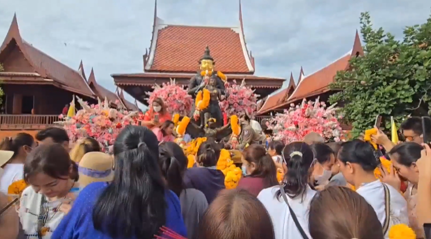 สุพรรณบุรี-ชาวบ้านนับหมื่นแห่ขอพร”พระนารายณ์ทรงครุฑ”แก้บนเจิมมือวัดเดิมบางฯ