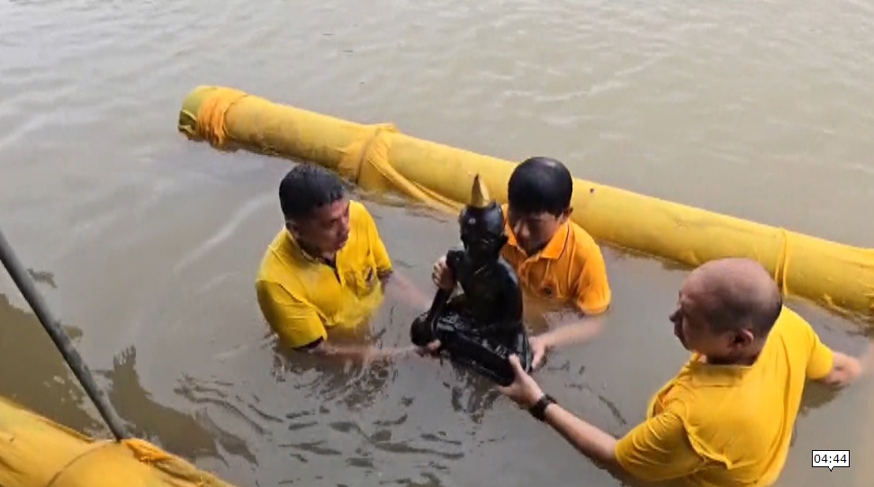 สุพรรณบุรี-สืบสานประเพณีอุ้มพระดำน้ำ..!!