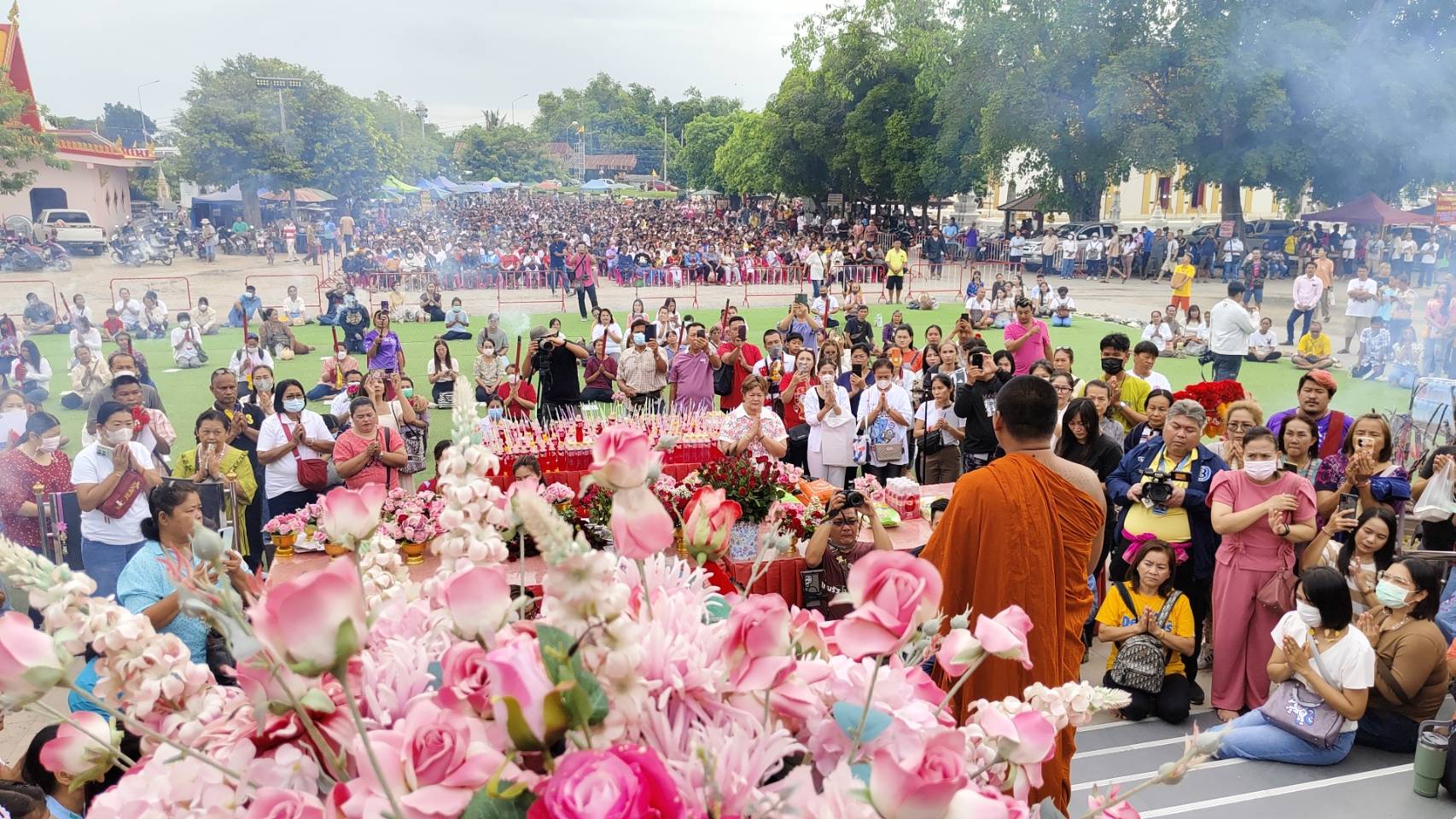 สุพรรณบุรี-ประชาชนนับหมื่นแห่เช่าบูชาผ้ายันต์ 8 ทิศเจิมมือเปิดดวงเศรษฐีกันแน่นวัด