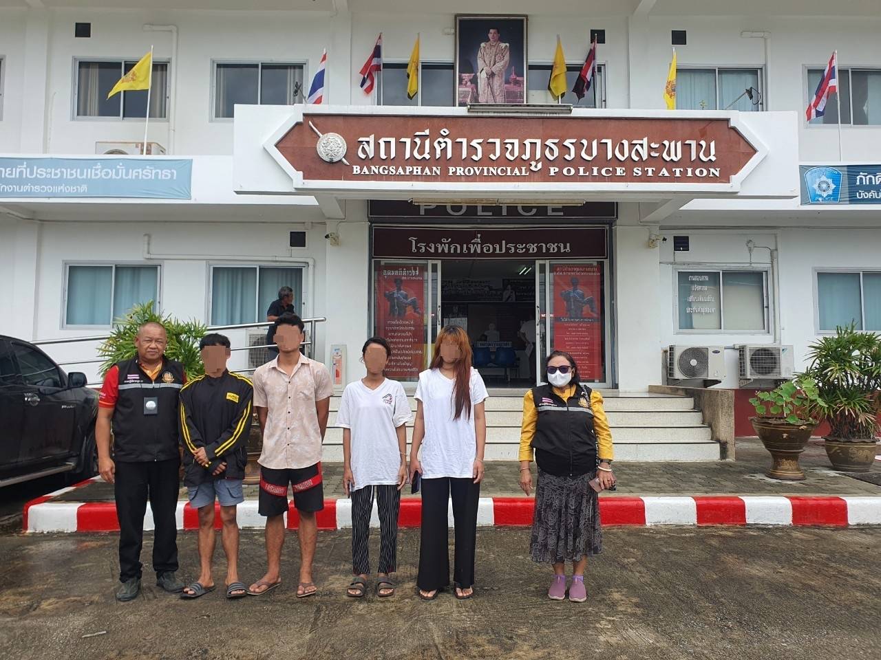 ประจวบคีรีขันธ์-จัดหางานจังหวัดฯนำทีมรวบต่างด้าวคาร้านหมูกระทะขณะกำลังทำงาน