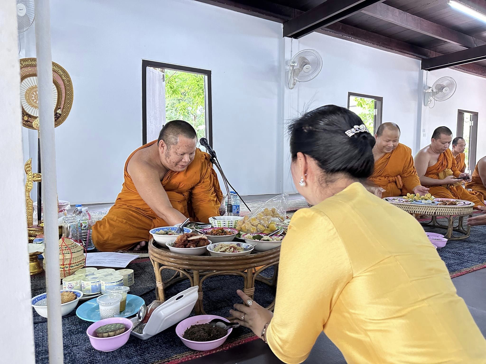 อุบลราชธานี-ทำบุญถวายภัตตาหารเพล ตามโครงการบรรพชาอุปสมบทเฉลิมพระเกียรติฯ