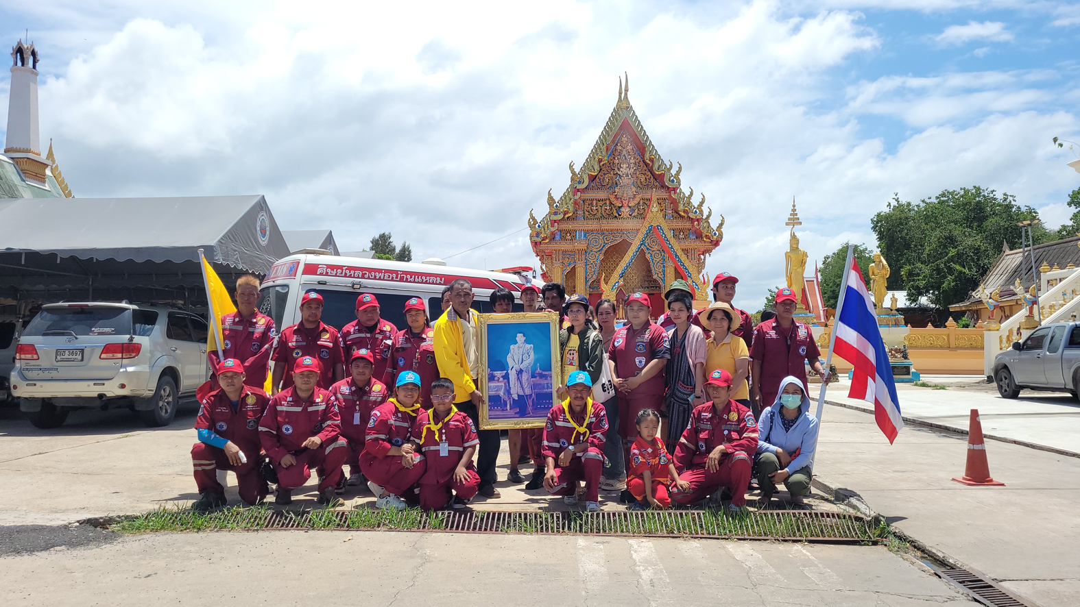 สมุทรปราการ-มูลนิธิกู้ภัยบางปู 811 จัดกิจกรรมบำเพ็ญประโยชน์ ทำความสะอาดวัด เนื่องในวันมหามงคล เฉลิมพระเกียรติ