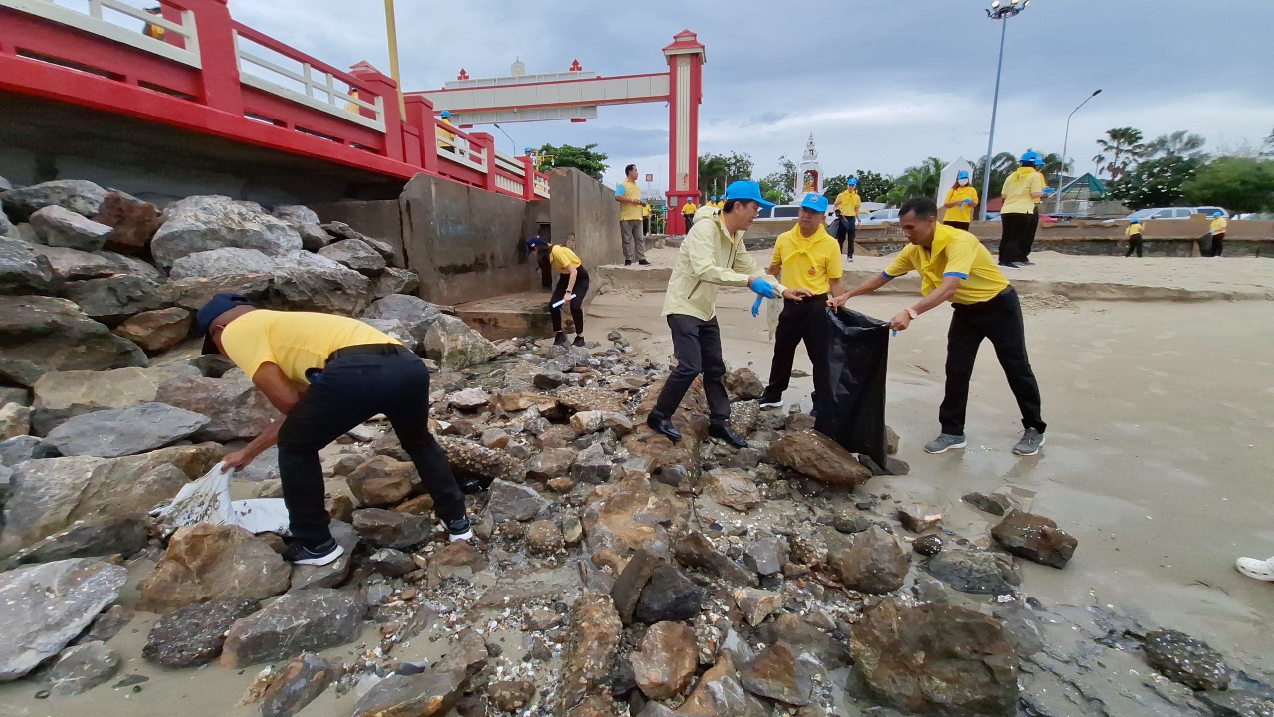 ประจวบคีรีขันธ์-ศรชล.ประจวบ Big cleaning ชายหาดอ่าวประจวบ เฉลิมพระเกียรติพระบาทสมเด็จพระเจ้าอยู่หัว