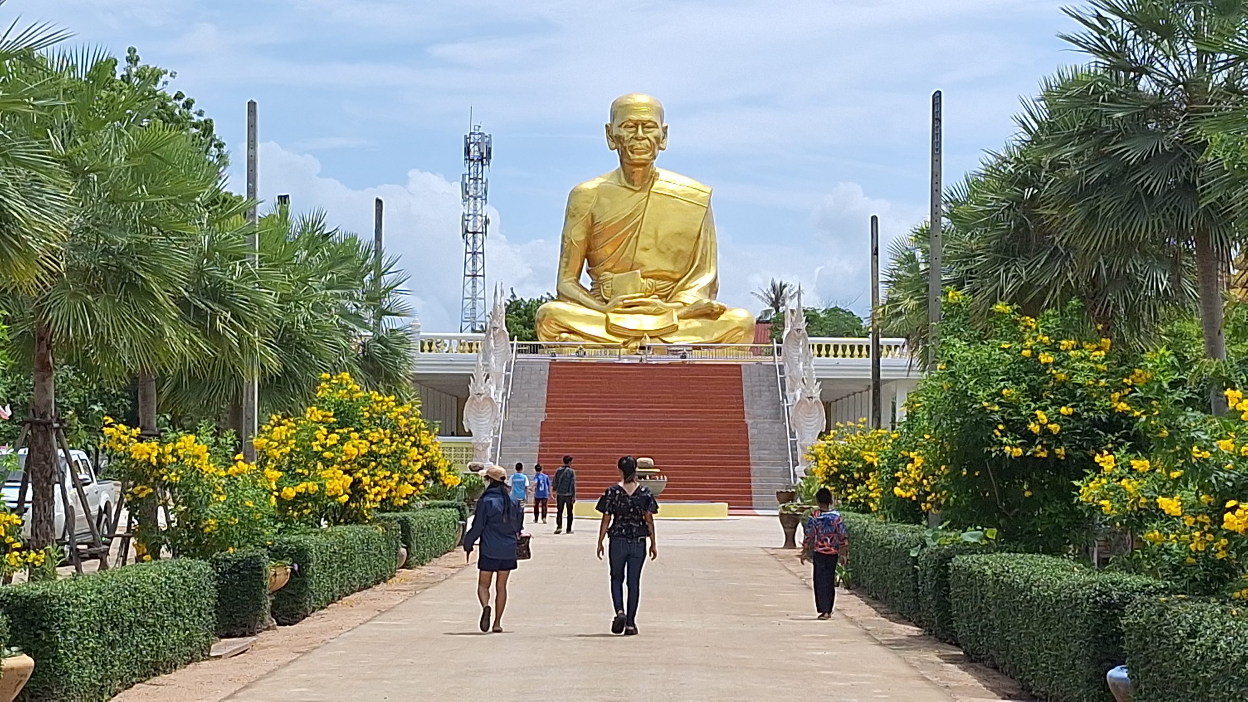 ประจวบคีรีขันธ์-นักท่องเที่ยวแห่สักการะหลวงพ่อเปี่ยมองค์ใหญ่ที่สุดในโลกในวัดเกาะหลักอายุ 267 ปี