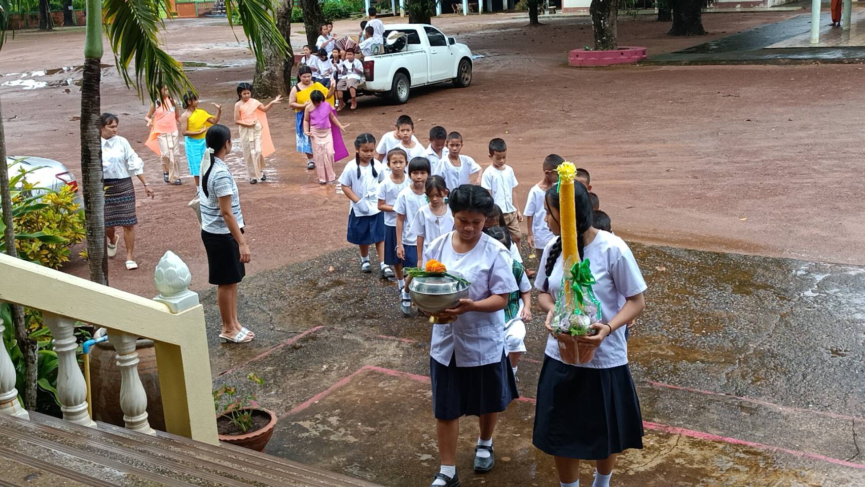 ปราจีนบุรี-นร.ครูแห่เทียน ผ้าอาบน้ำฝน แด็นซ์-รำ สุดเหวี่ยง..!!