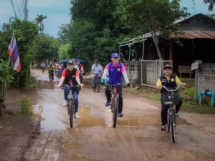 สระแก้ว-นายอำเภอเขาฉกรรจ์ พร้อมด้วย นายกอบต.พระเพลิง ปั่นจักรยานเยี่ยมผู้ป่วยติดเตียง ผู้ยากไร้