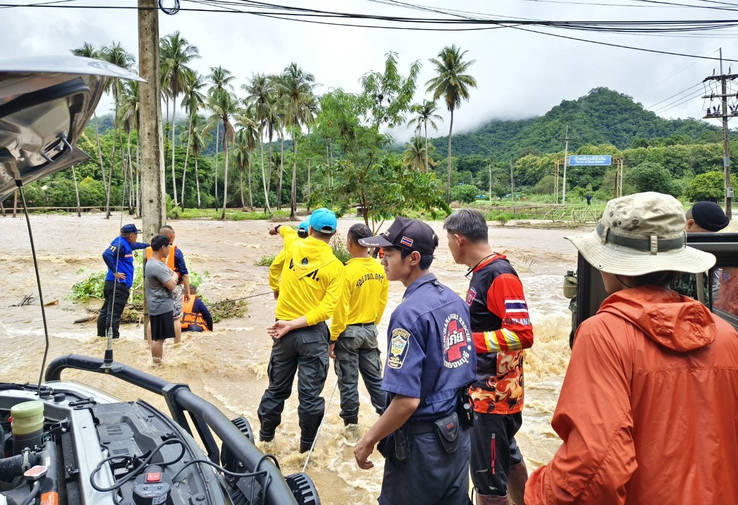 กาญจนบุรี-ฝนตกตลอดคืน น้ำป่าทะลักท่วม ถ.ทางหลวงสาย 323 ทองผาภูมิ-สังขละบุรี จนท.ลงพื้นที่สำรวจแล้วเร่งเข้าช่วยเหลือ