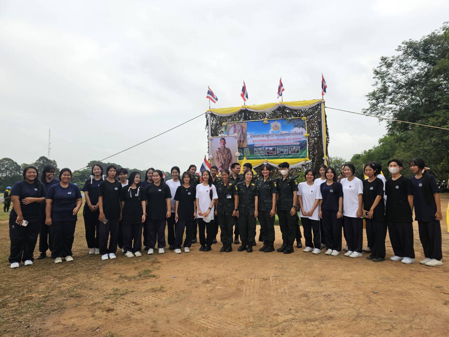 ปราจีนบุรี-ทหารร่วมประชาชน-นักเรียนปลูกต้นไม้เฉลิมพระเกียรติในหลวงครบ 72 พรรษา