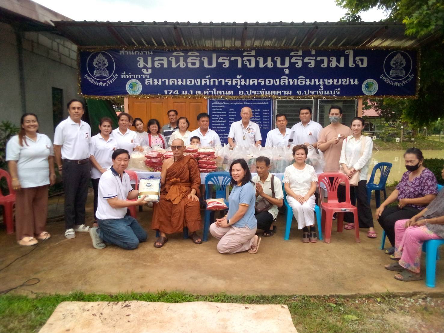 ปราจีนบุรี-มูลนิธิปราจีนร่วมใจ ร่วมกับ สมาคม อสมช.ร่วมบุญเข้าพรรษา