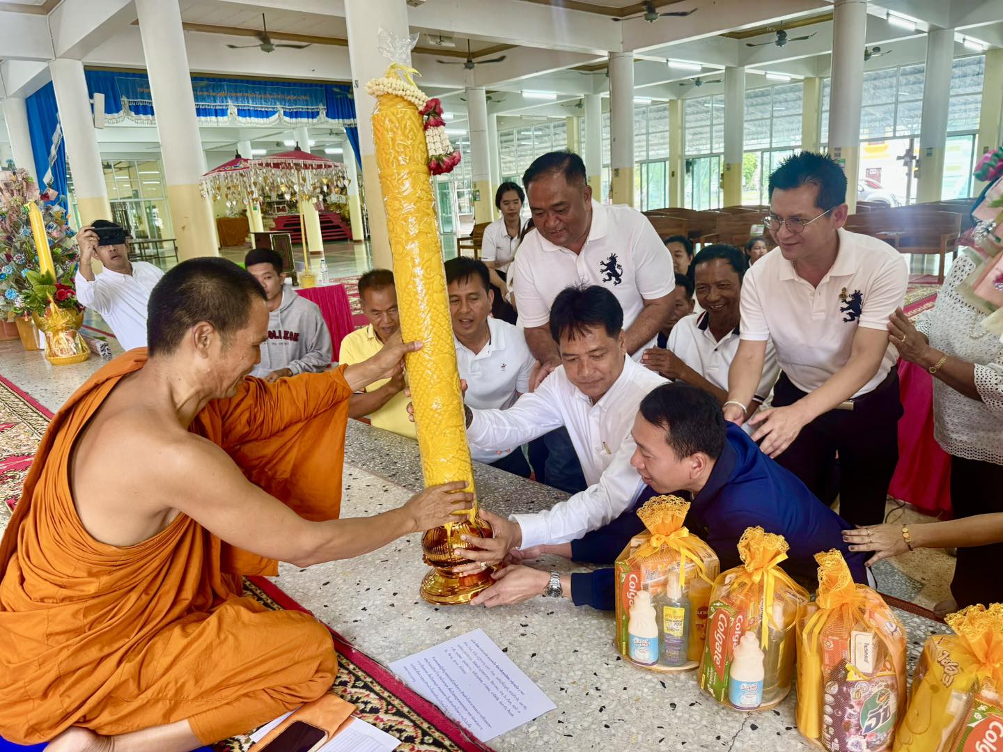 ปทุมธานี-วัดลำมหาเมฆ รับถวายเทียนพรรษา ขณะที่ญาติโยมช่วยกันเตรียมห่อของถวายพระ