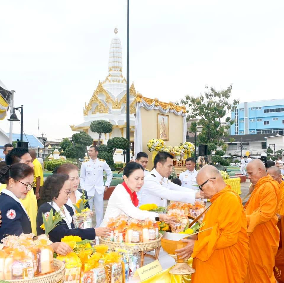 ชุมพร-พสกนิกรร่วมเจริญพระพุทธมนต์-ทำบุญตักบาตรถวาย เนื่องในวันเฉลิมพระชนมพรรษา ร.10