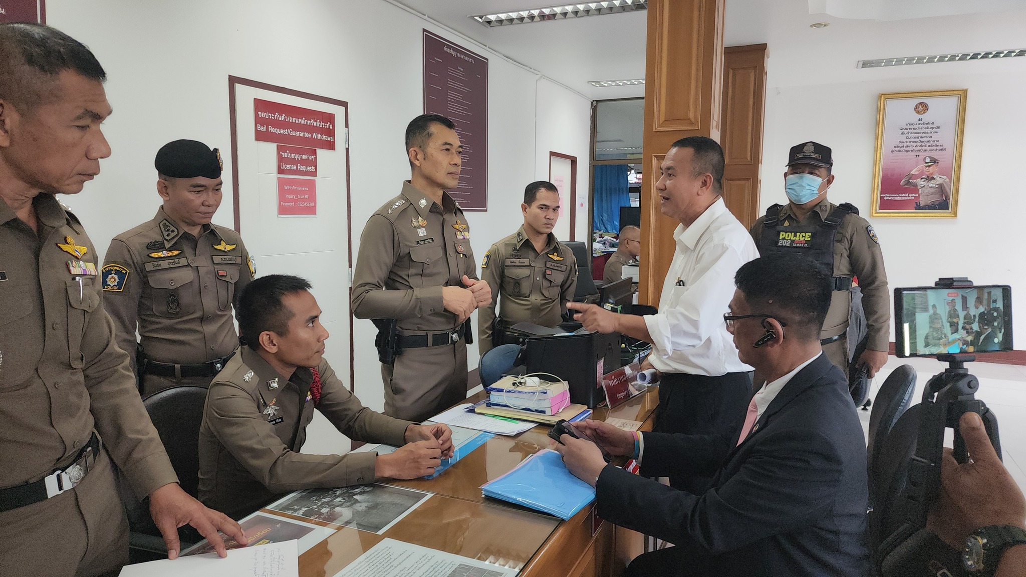 เพชรบุรี-อดีตตำรวจเมืองเพชร นำทีมเอาผิดอาญาผู้สมัครสว.ที่มีลักษณะต้องห้าม