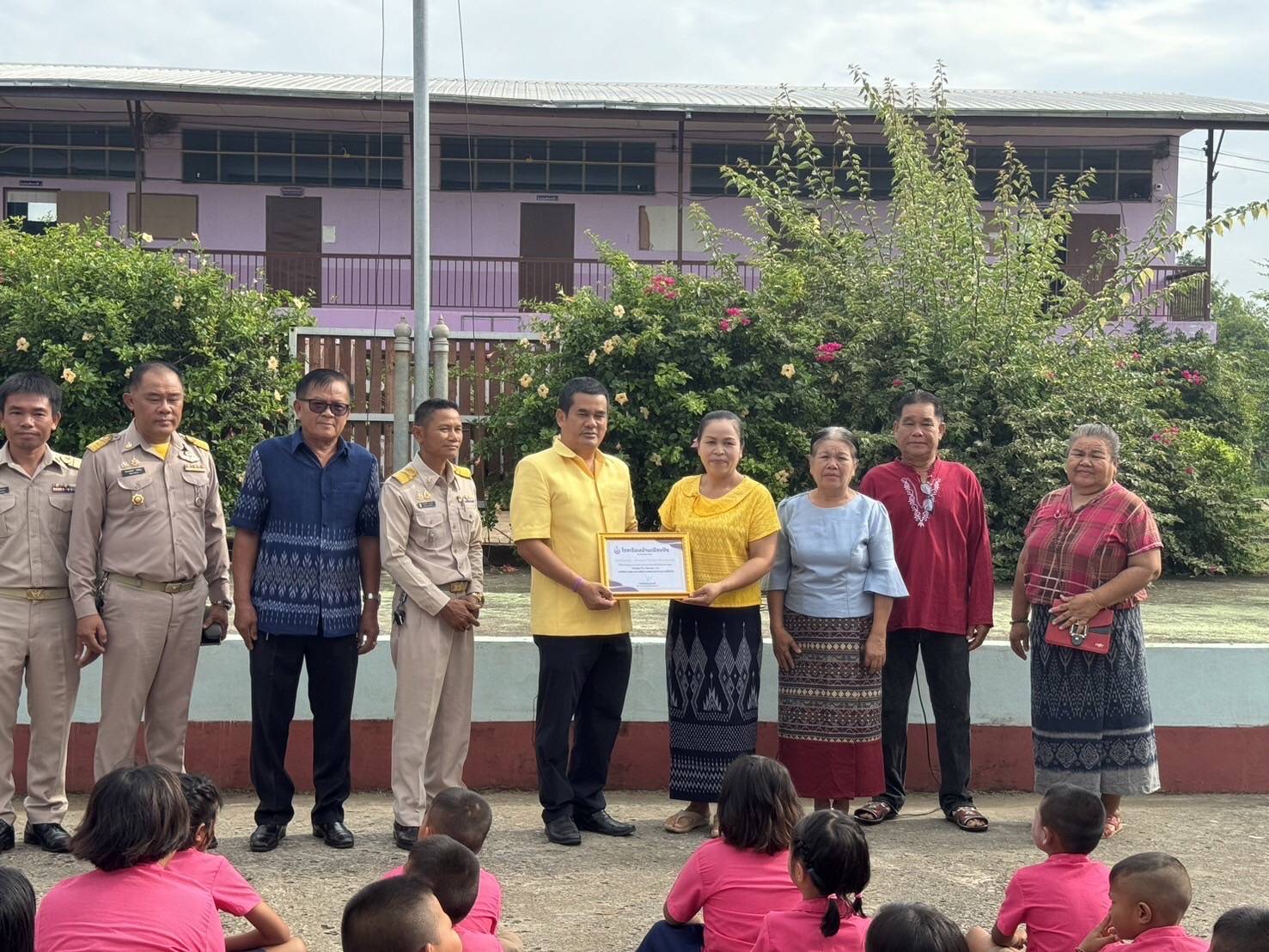 อุดรธานี-นายอำเภอ จูงปลัด นายก อบต.เข้าโรงเรียน สอนนอกตำรา ให้สำนึกรักบ้านเกิด