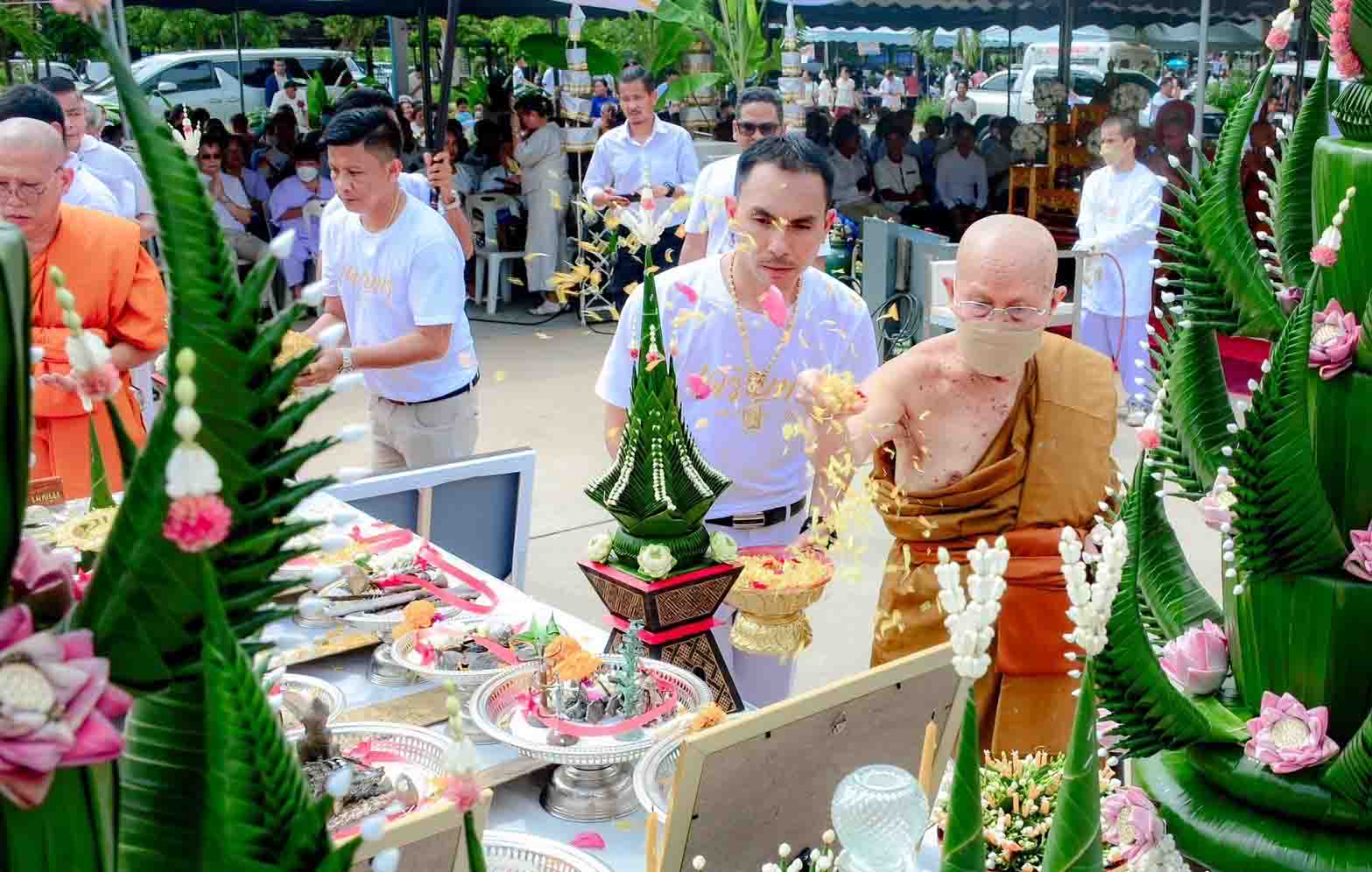 กาฬสินธุ์-ฮือฮาพระอาทิตย์ทรงกลด ขณะทำพิธีกดพิมพ์นำฤกษ์เหรียญ ‘เจริญพร’