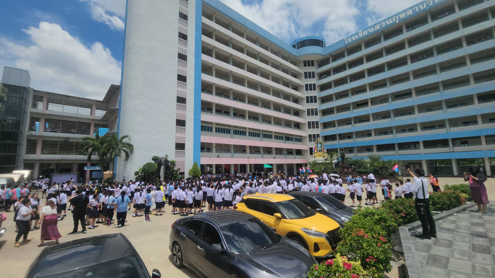 ปทุมธานี-ร.ร.สวนกุหลาบรังสิตจัดงานประเพณีถวายเทียนพรรษา นร.ร่วมเต้นนำขบวนแห่เทียนสุดมัน..!!!