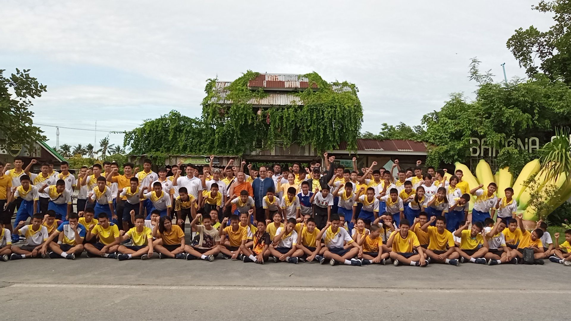 สุพรรณบุรี-สาวงามกองประกวดทูตการท่องเที่ยวและทูตการกีฬาแต่งชุดไทยใส่บาตรทางน้ำ