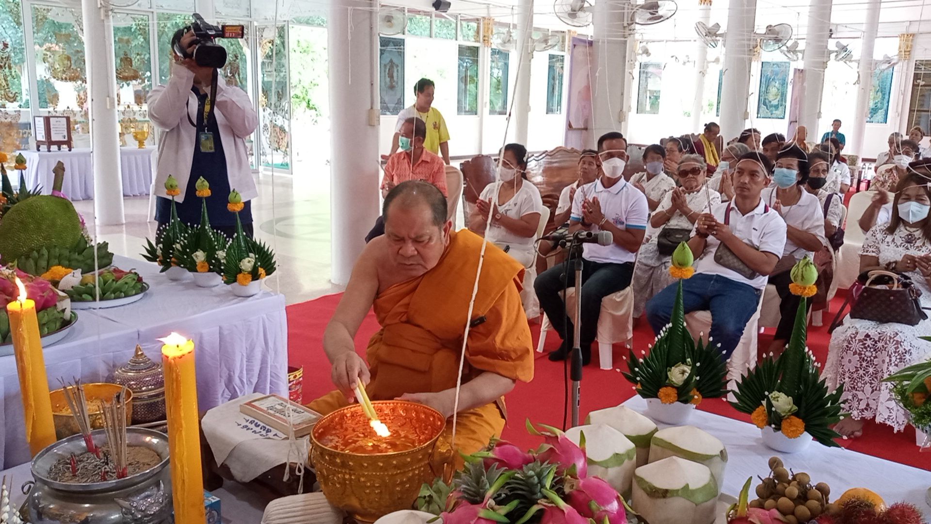 สุพรรณบุรี-แห่ส่องเลขขันน้ำมนต์พิธีไหว้ครูหลวงพ่อสมชายเจ้าตำรับสีผึ้งเมตตา