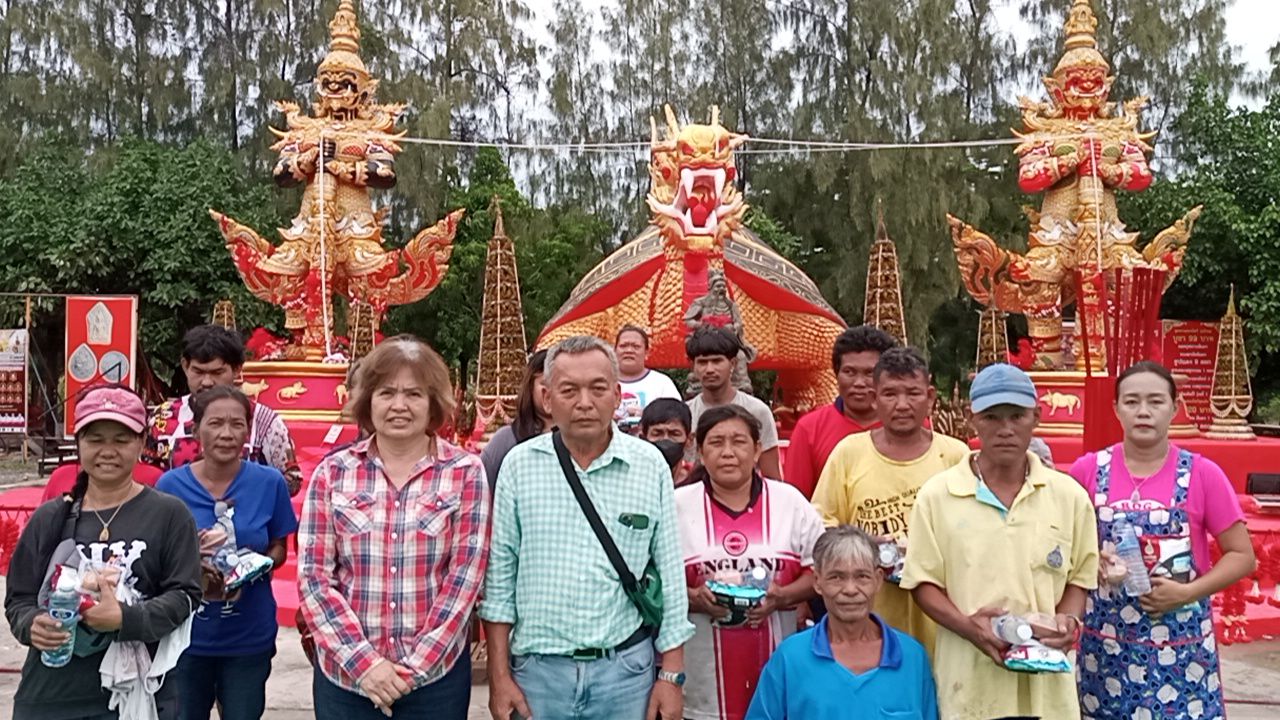 สุพรรณบุรี-คนดวงเฮงแจกข้าวสารตามสัญญาที่ขอพรเอาไว้กับท้าวเวสและพญาเต่า