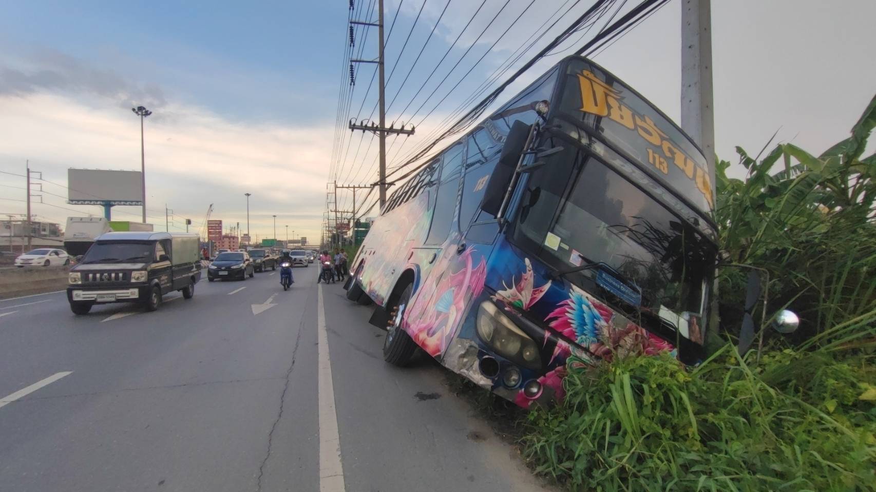 ปทุมธานี-รถบัสรับ-ส่งพนักงานหลบรถจยย.เสียหลักตกข้างทางโชคดีไม่มีคนเจ็บ