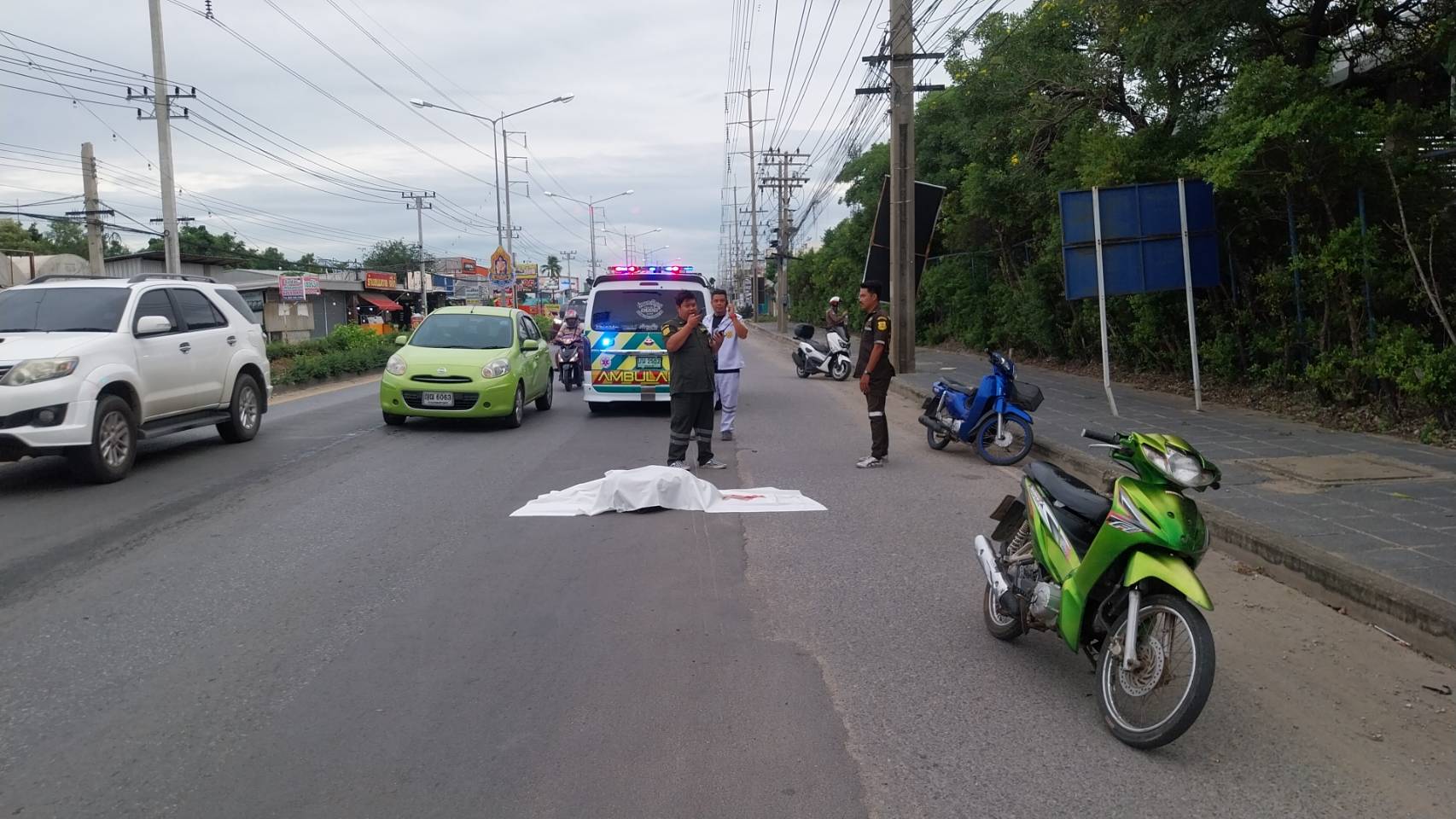 ปทุมธานี-หนุ่มคิดสั้นกระโดดให้รถบัสชนเสียชีวิตคาที่..!!