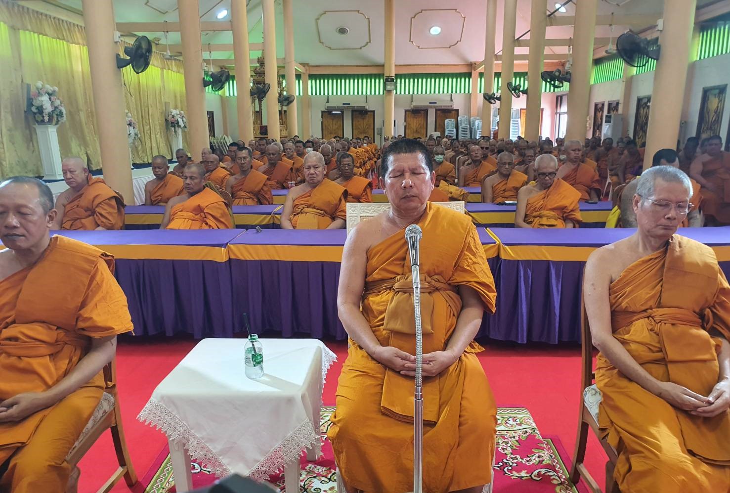 ลพบุรี-พระสงฆ์ 3 อำเภอ 350 รูปจัดพิธีเจริญพระพุทธมนต์ถวายพระพรชัยมงคลแด่ในหลวง