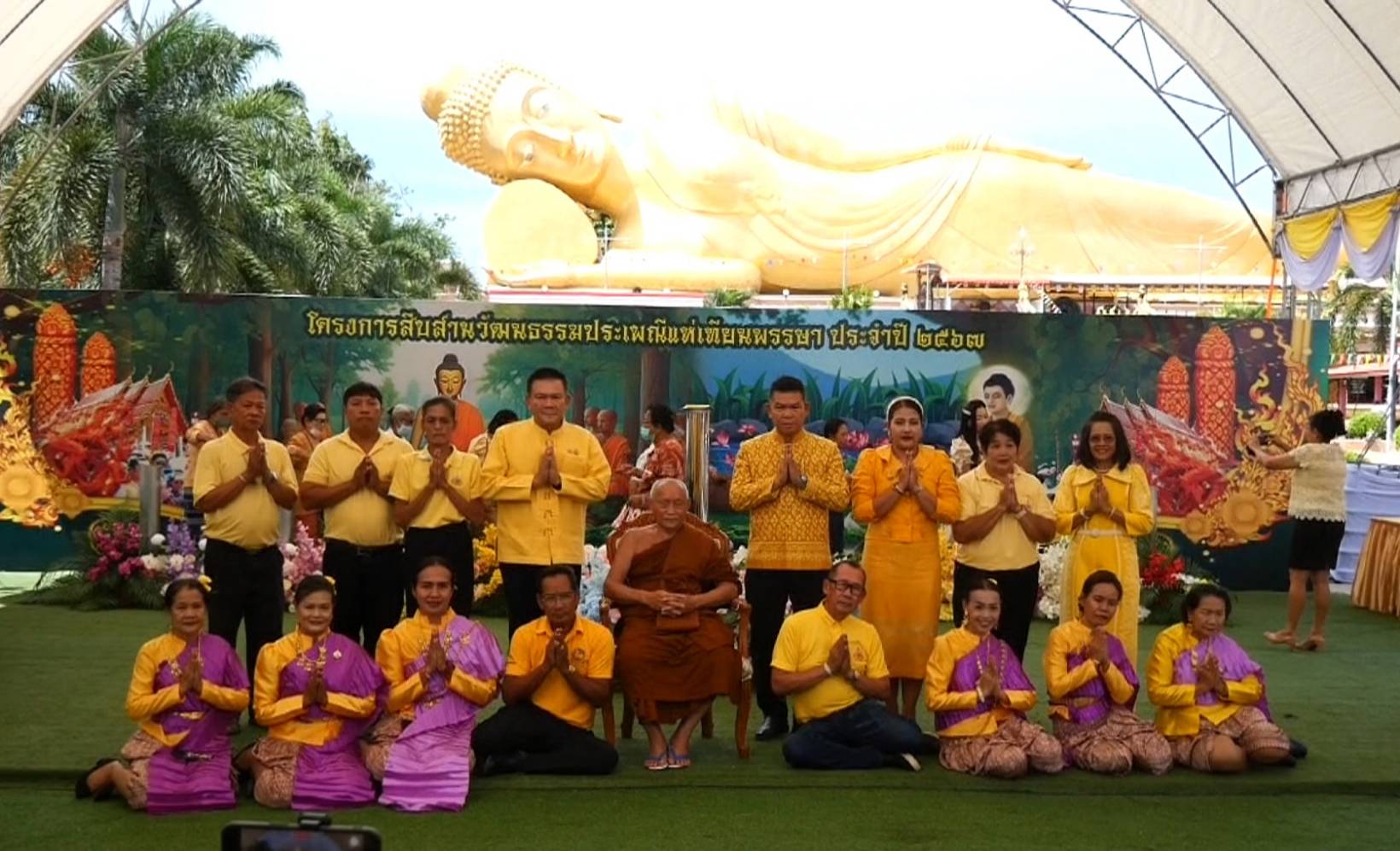 ลพบุรี-ชาวบ้านร่วมกันสืบสานประเพณีหล่อเทียนพรรษาเพื่อนำไปถวาย 9 วัด