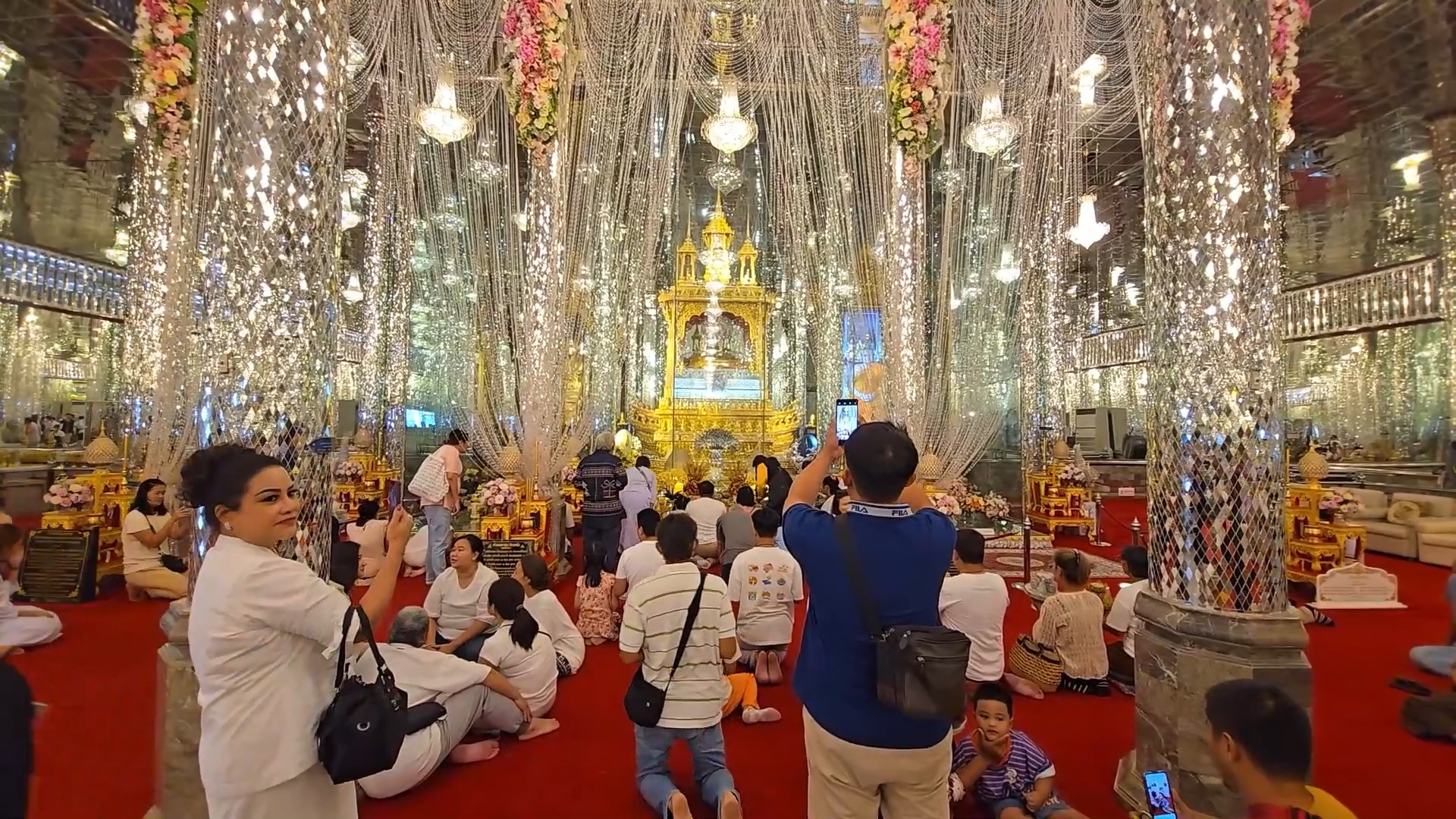 อุทัยธานี-นักท่องเที่ยวแห่ไหว้พระทำบุญถวายเทียนพรรษาที่มหาวิหารแก้ว วัดท่าซุง