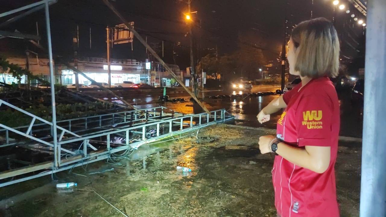 ปทุมธานี-เจ้าของร้านข้าวต้มเปิดคลิปลมพายุพัดป้ายโฆษณาขนาดใหญ่ล้มเกือบทับรถลูกค้า