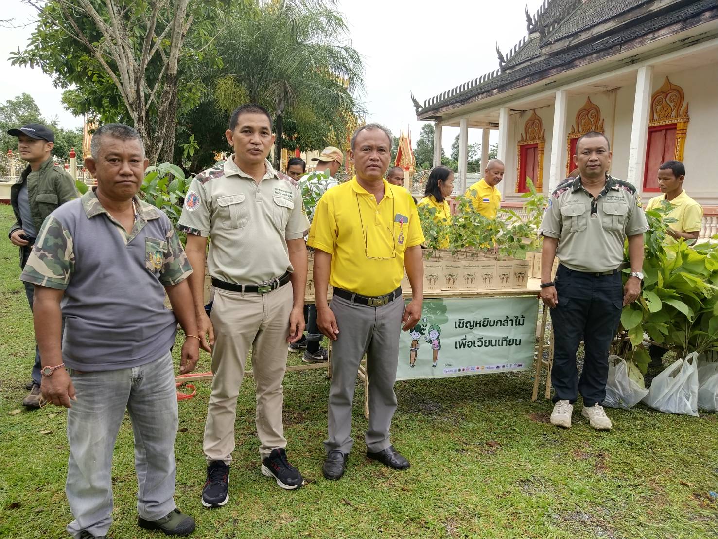 ปราจีนบุรี-วัดเนินผาสุกจัดเวียนเทียนด้วยต้นไม้