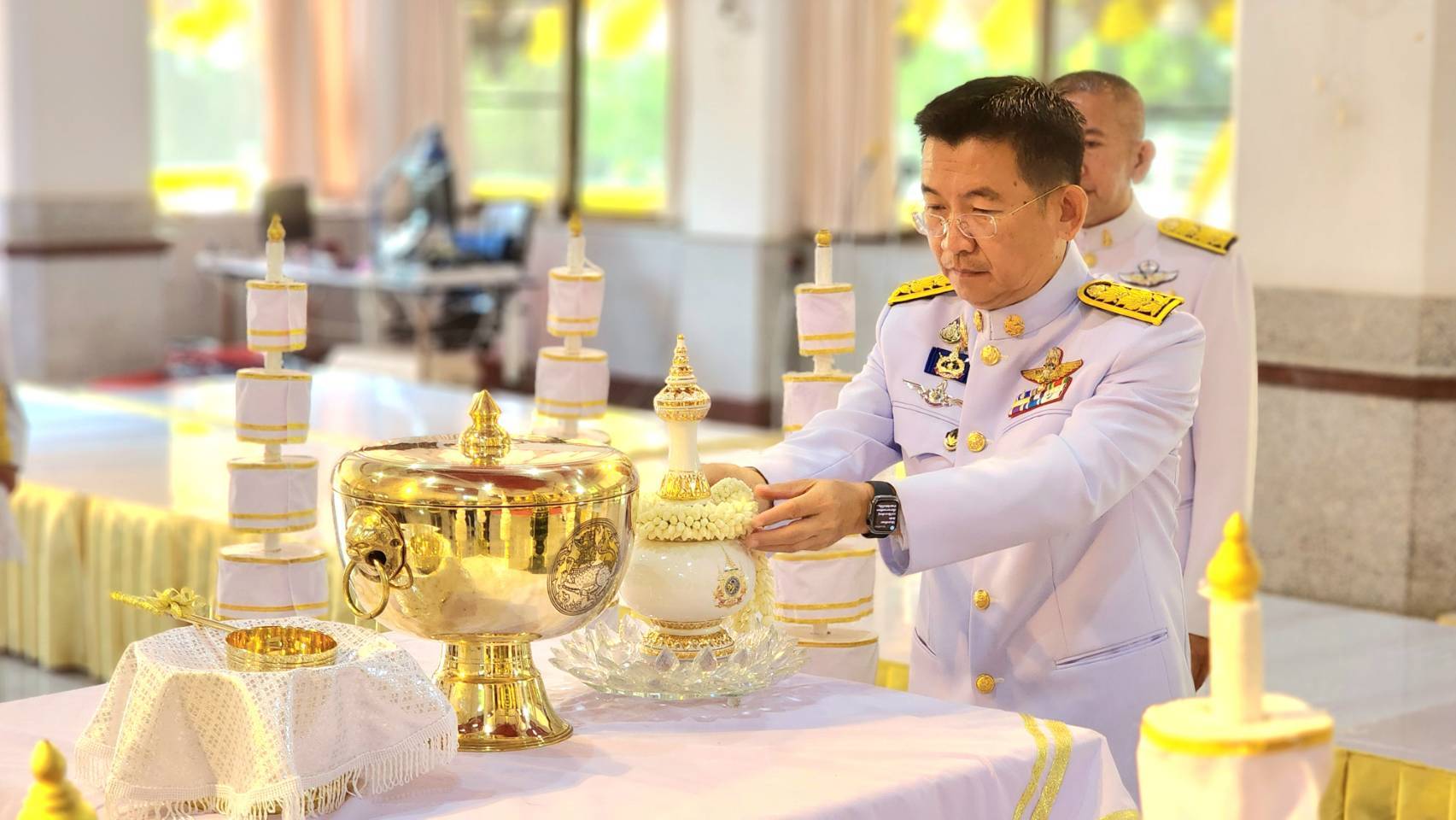 สิงห์บุรี-ผู้ว่าฯอัญเชิญคนโทน้ำพระพุทธมนต์ศักดิ์สิทธิ์ มายังศาลากลางจังหวัดฯ