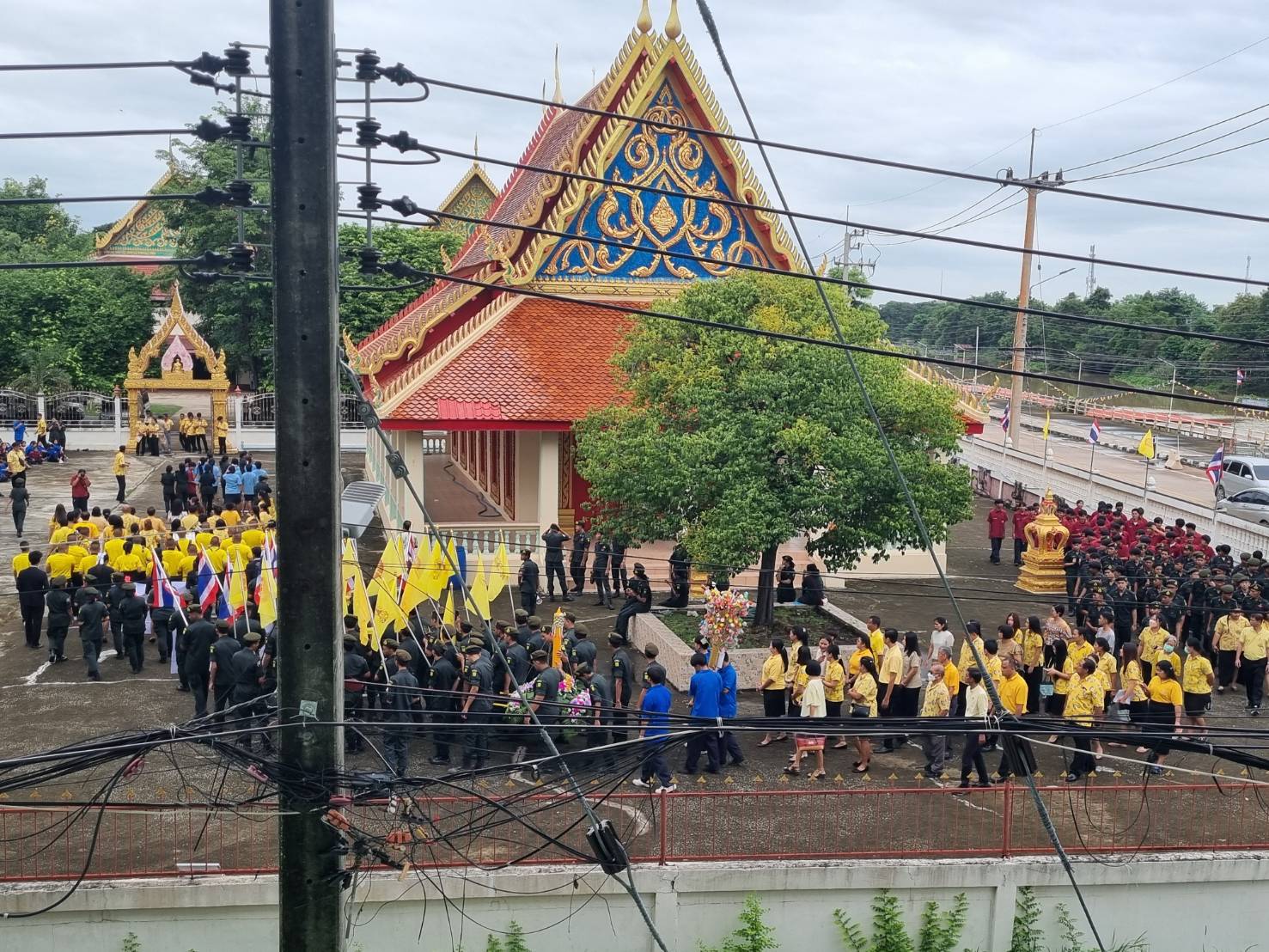 ปราจีนบุรี-วิทยาลัยเทคนิคฯพร้อมใจแต่งกายสีเหลืองแห่เทียนพรรษา