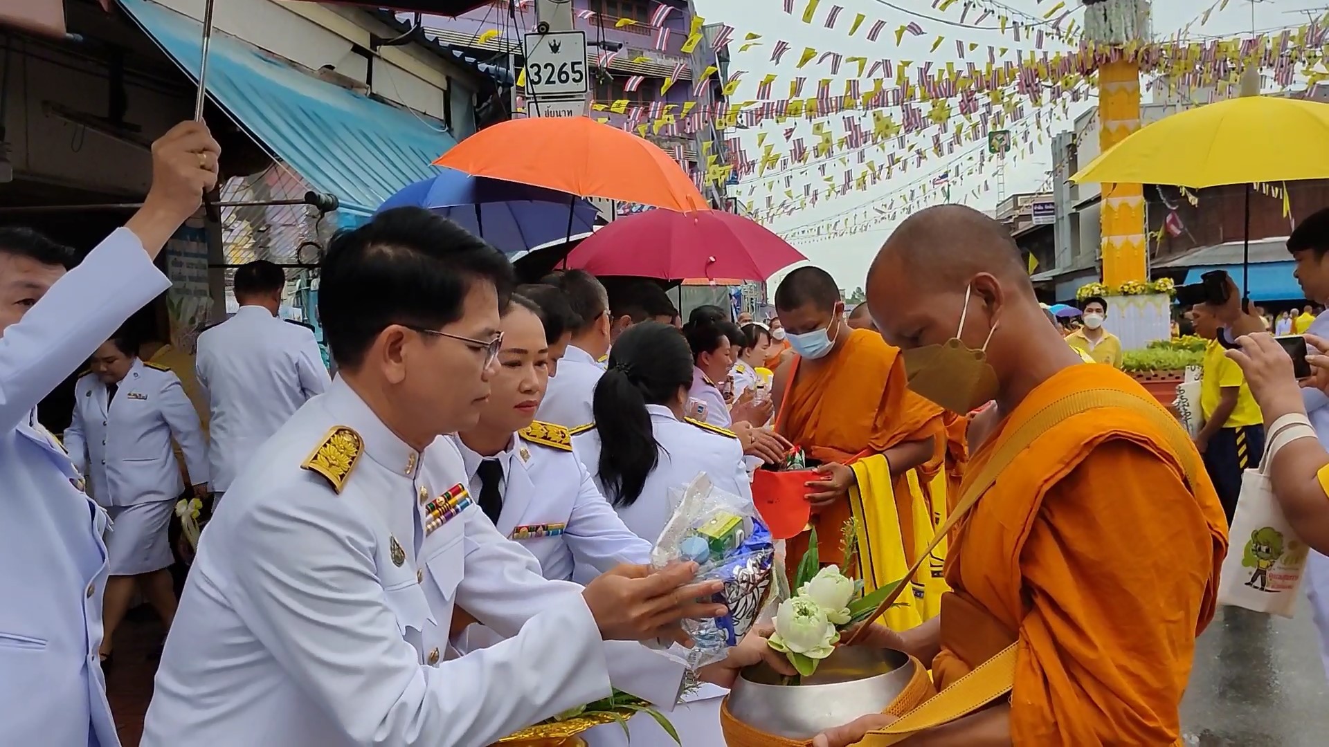 อุทัยธานี-พสกนิกร ร่วมกันทำบุญตักบาตร ถวายเป็นพระราชกุศลฯ