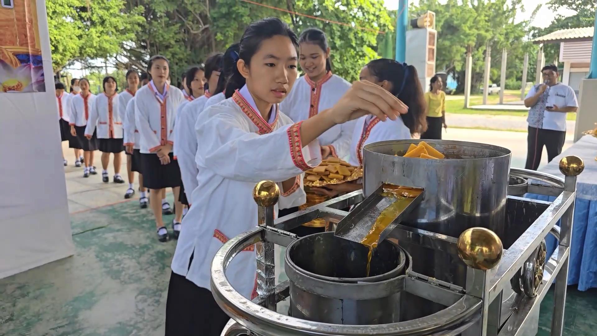 อุทัยธานี-โรงเรียนทัพทันอนุสรณ์ จัดกิจกรรมหล่อเทียนพรรษา