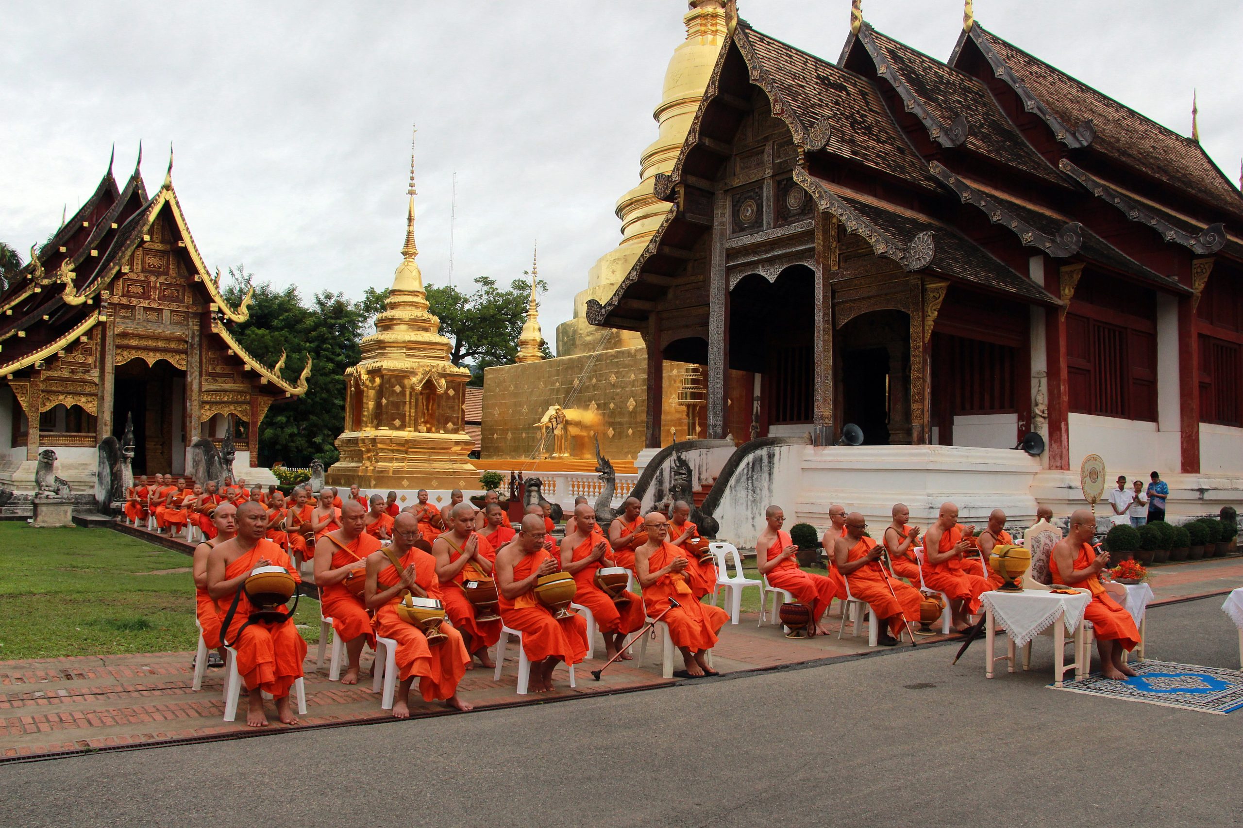 เชียงใหม่-พุทธศาสนิกชนร่วมทำบุญตักบาตรในวันอาสาฬหบูชา