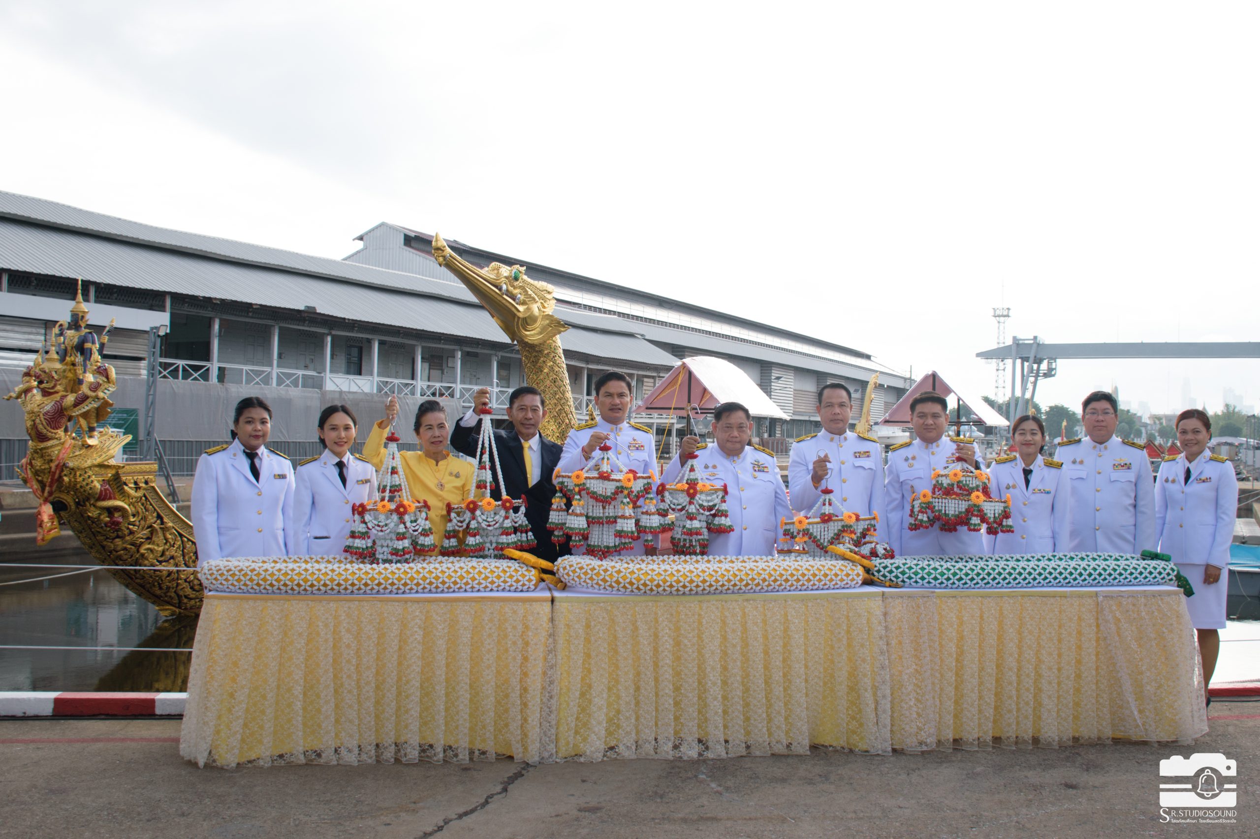 ชลบุรี-รมว.ศธ.เป็นสักขีพยานในพิธีรับมอบพวงมาลัยคล้องคอเรือพระที่นั่ง