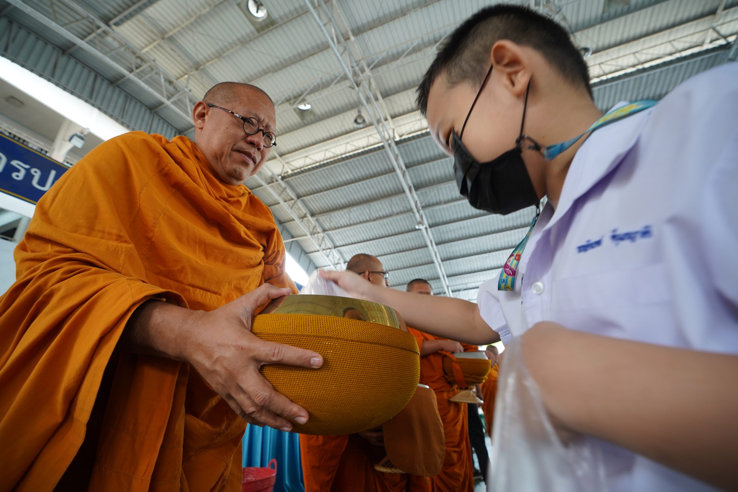 นครปฐม-โรงเรียนอนุบาลนครปฐม จัดพิธีทำบุญตักบาตรงานเฉลิมพระเกียรติฯ