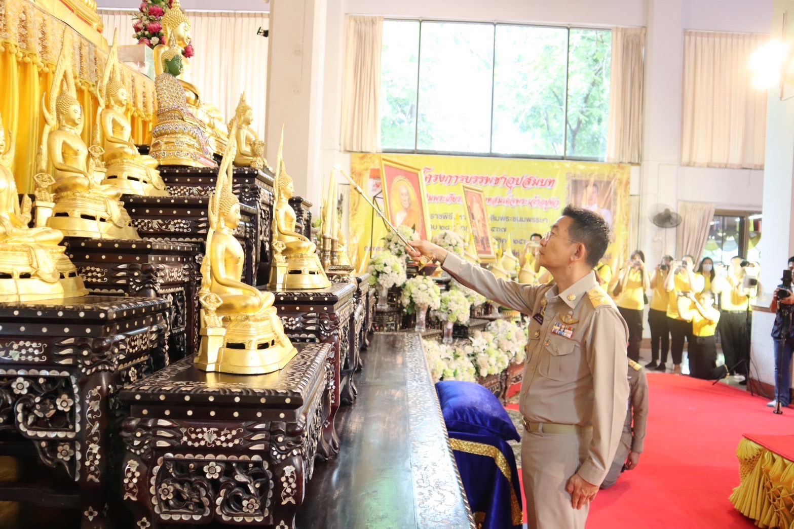 สิงห์บุรี-ผู้ว่าฯ เป็นประธานพิธีปลงผมโครงการบรรพชาอุปสมบท เฉลิมพระเกียรติพระบาทสมเด็จพระเจ้าอยู่หัว