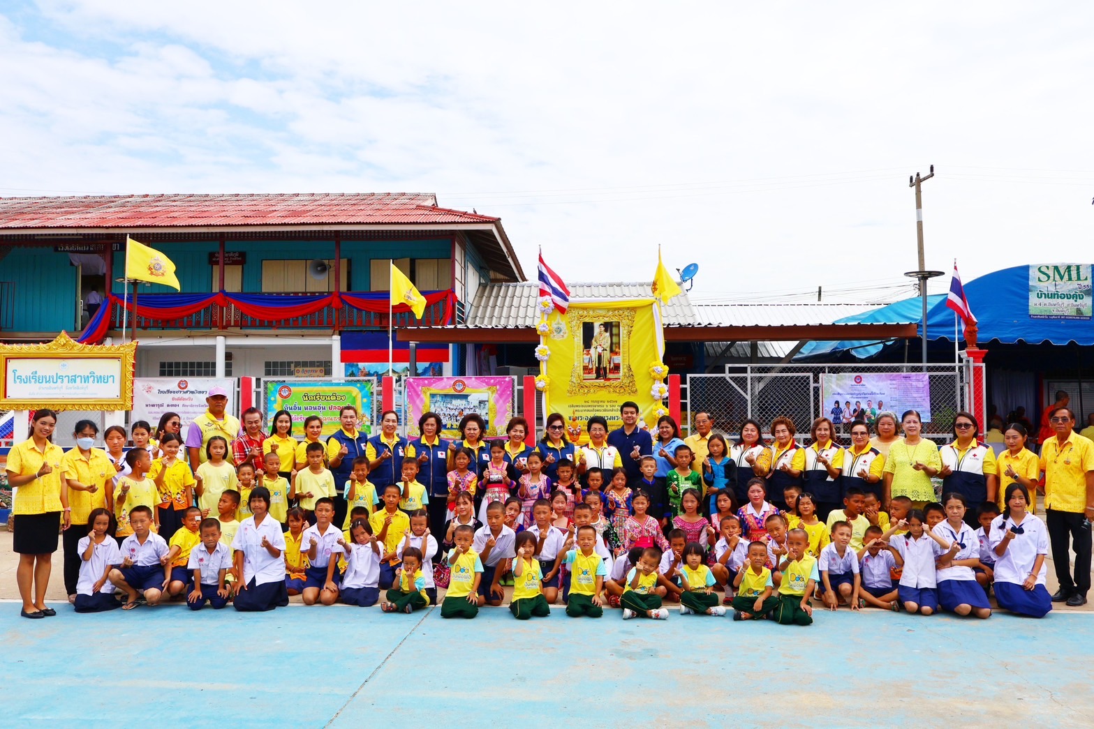 สิงห์บุรี-ผู้ว่าฯร่วมพิธีทำบุญวันก่อตั้งโรงเรียนปราสาทวิทยา