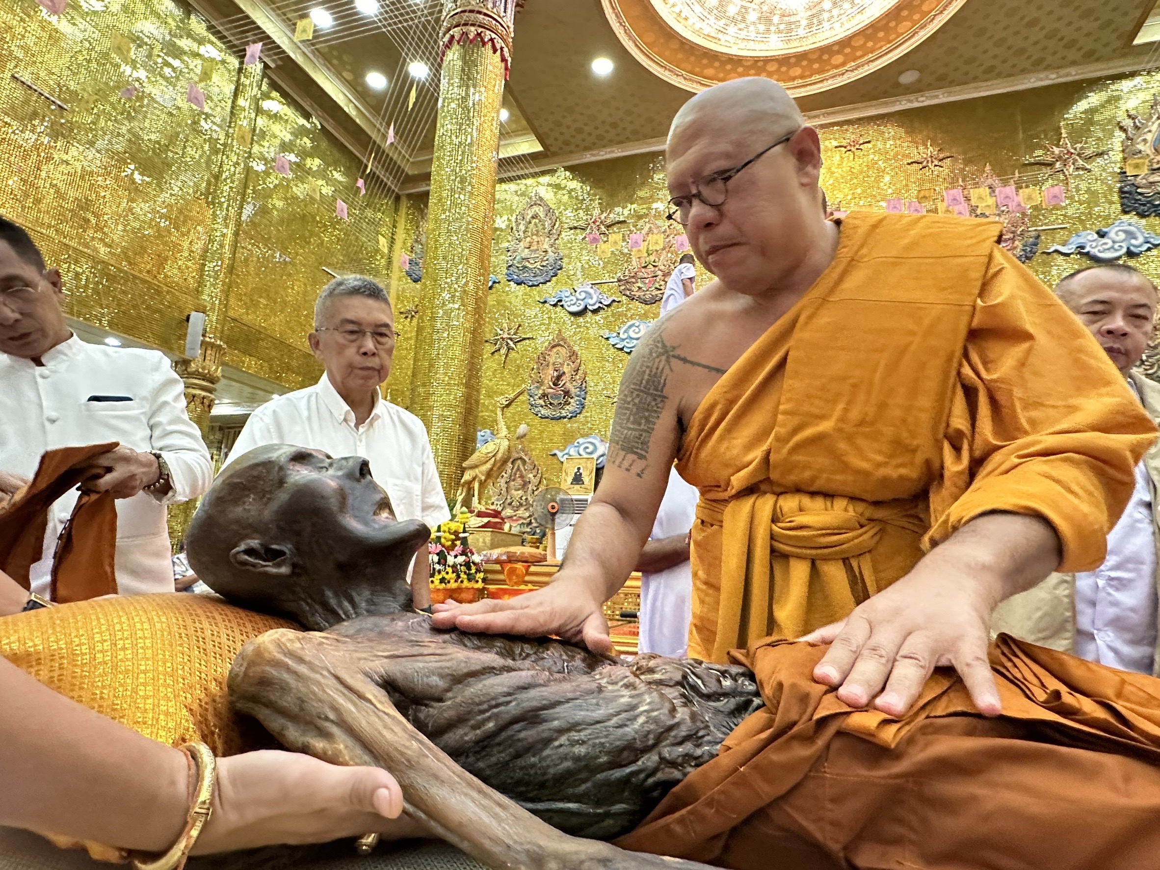 นครปฐม-“หลวงพี่น้ำฝน”เปลี่ยนผ้าครองสรีระสังขาร”หลวงพ่อพูล”ปีที่ 19 สาธุชนแน่นวัด 