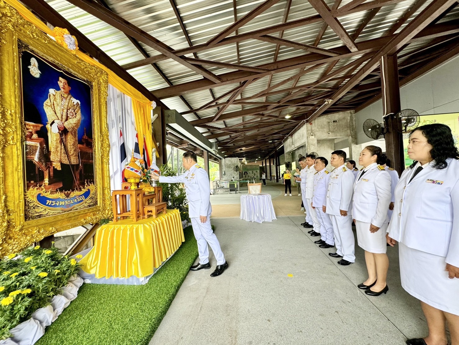 ชลบุรี-สวนสัตว์เปิดเขาเขียว ร่วมลงนามถวายพระพรฯ ตักบาตรอาหารแห้ง