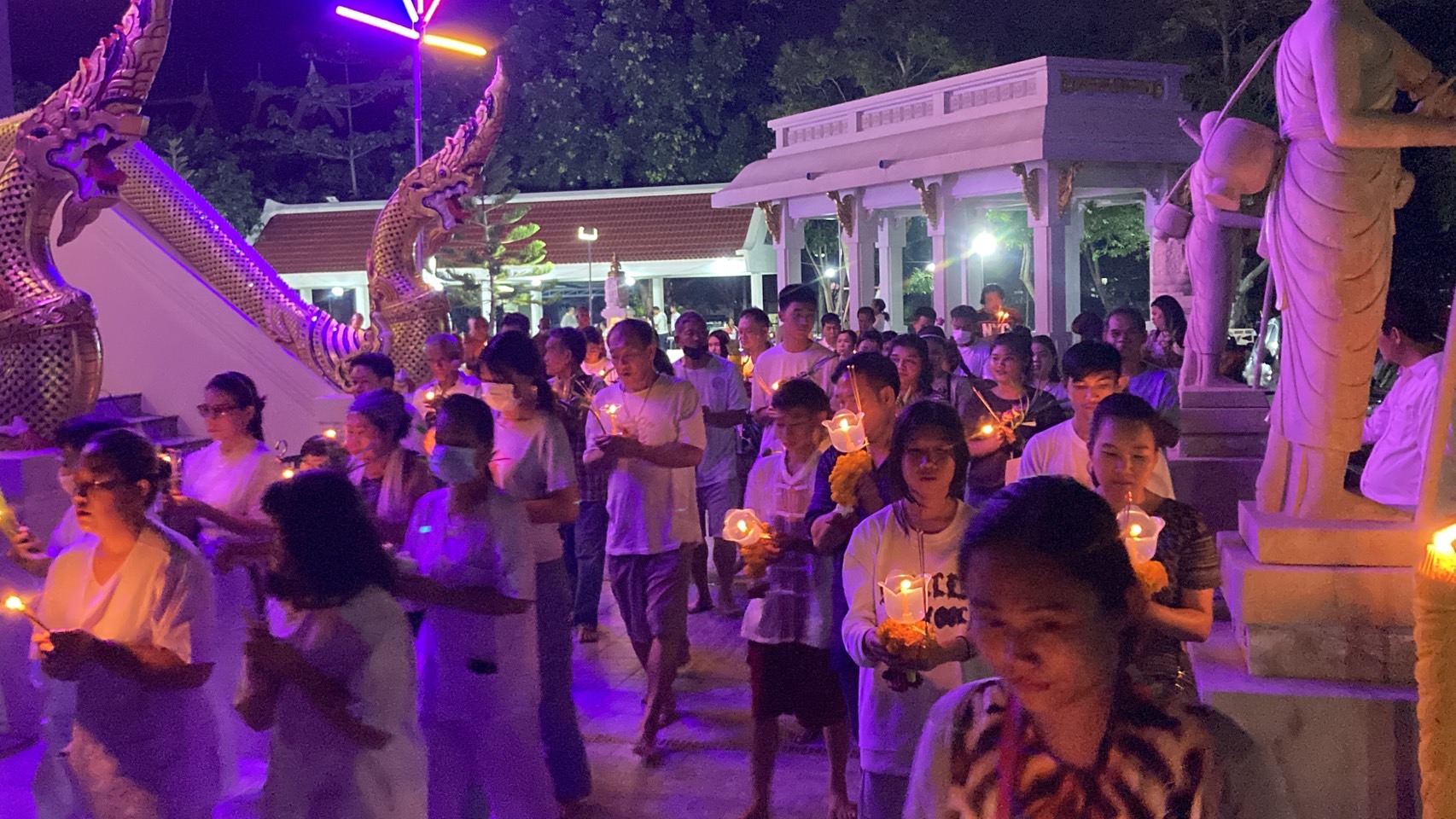 ชลบุรี-พุทธศาสนิกชนชาวเมืองพัทยาร่วมสวดมนต์เวียนเทียนวันพระใหญ่คืนอาสาฬหบูชา