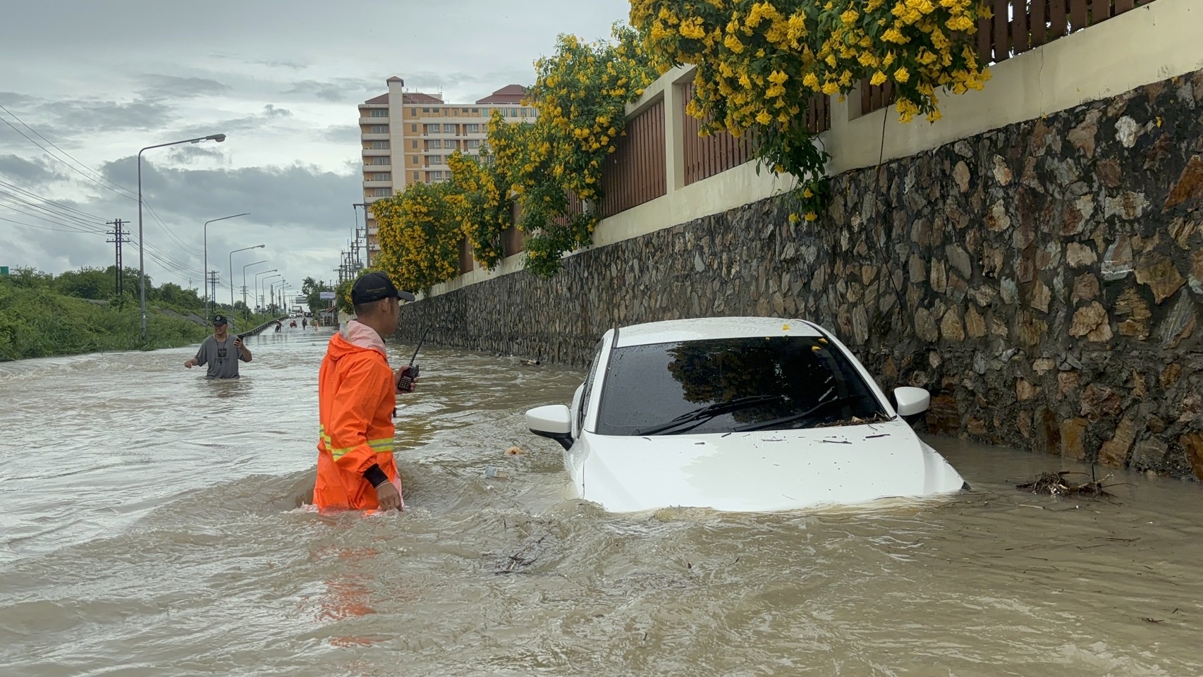 ชลบุรี-ฝนกระหน่ำเมืองพัทยา น้ำท่วม รถ ปชช.เกือบทั้งคันพังเสียหาย