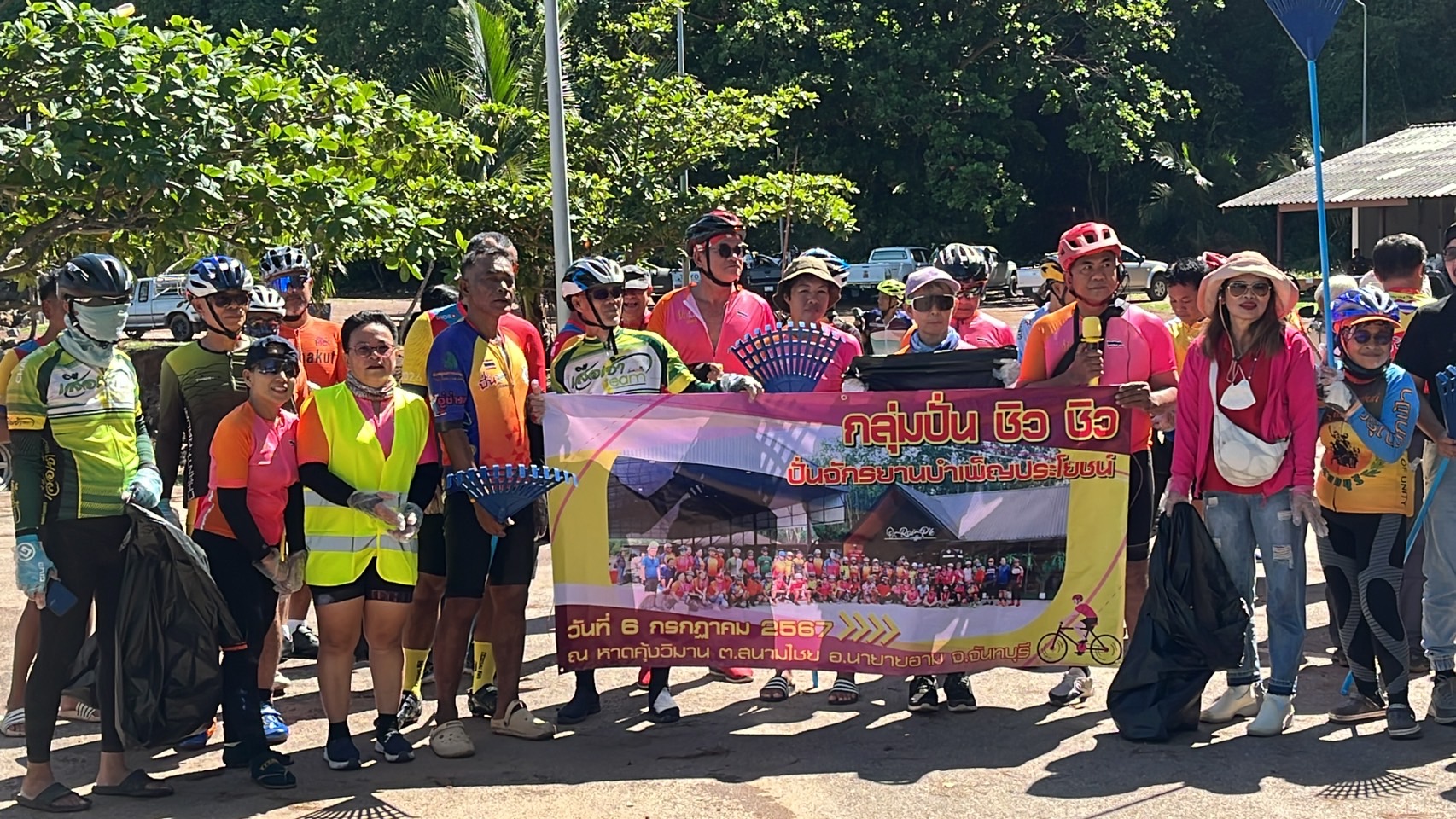 จันทบุรี-ปั่นจักรยานชิวชิวแล้วมาเก็บขยะริมหาด