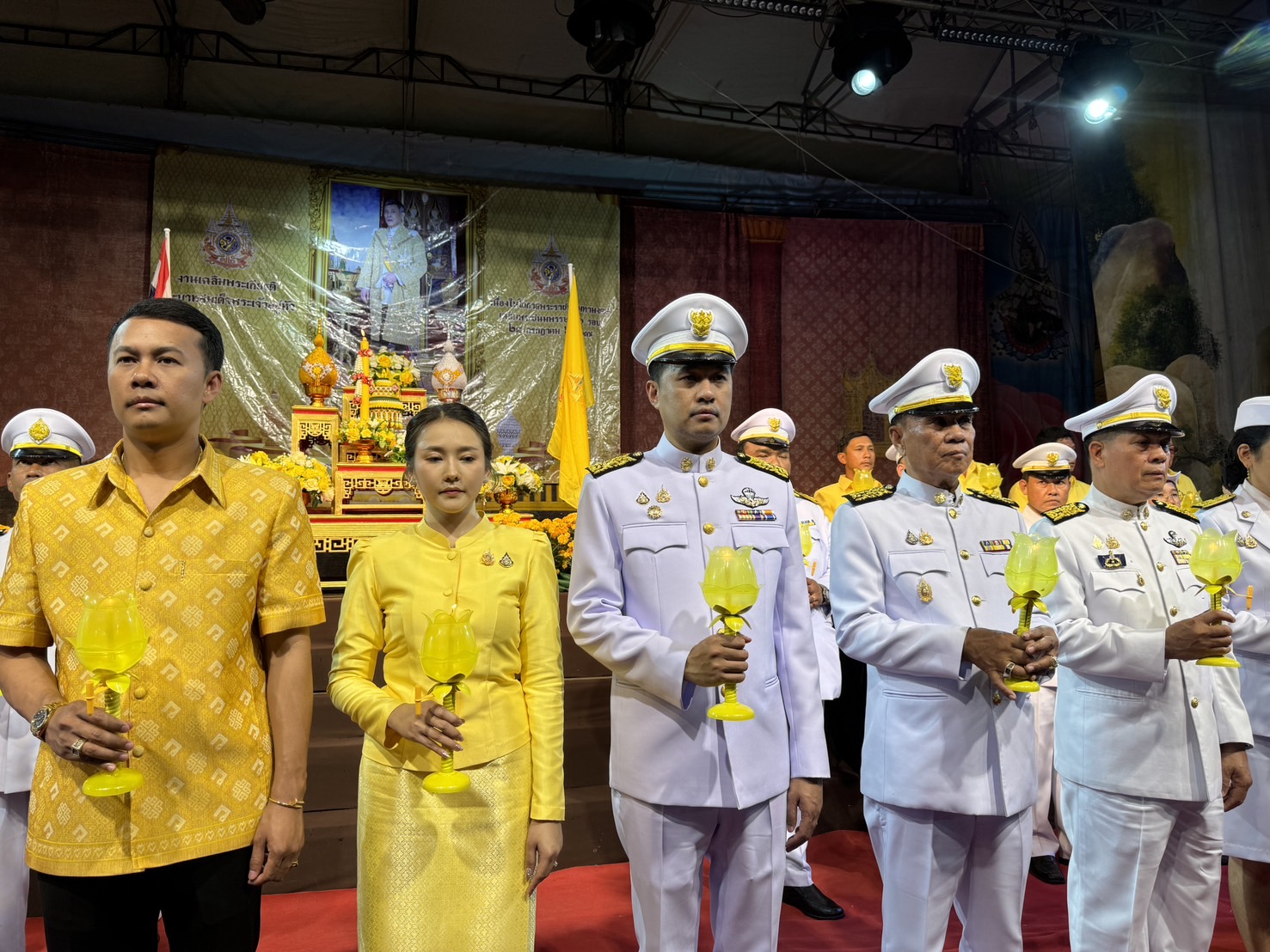 ปทุมธานี-“ทต.บ้านกลาง”นำพสกนิกรร่วมจุดเทียนชัยถวายพระพรชัยมงคลพระบาทสมเด็จพระเจ้าอยู่หัวฯ