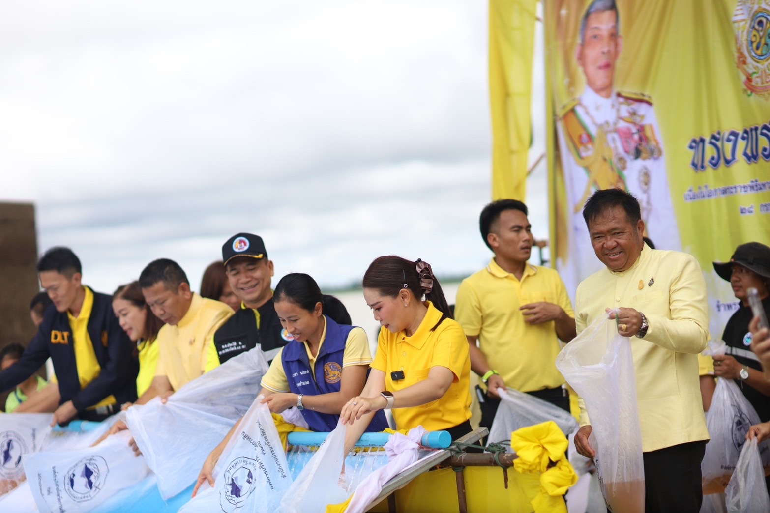 กาฬสินธุ์-อบจ. ปล่อยพันธุ์สัตว์น้ำเฉลิมพระเกียรติพระบาทสมเด็จพระเจ้าอยู่หัว