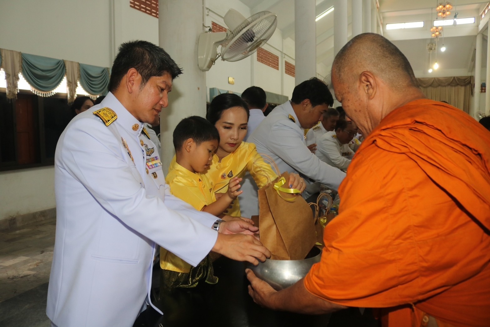 นครปฐม-วัดสามง่ามจัดพิธีทำบุญตักบาตรรถวายเป็นพระราชกุศล