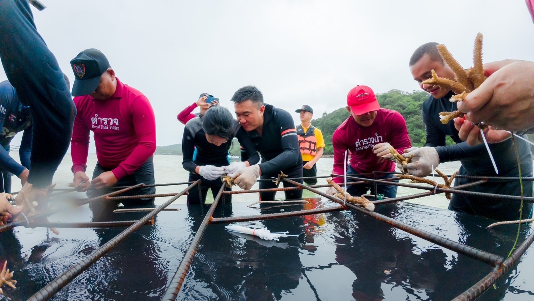 ประจวบคีรีขันธ์-ตำรวจน้ำบางสะพานสร้างบ้านปะการังให้สัตว์น้ำเกาะทะลุ เฉลิมพระเกียรติพระบาทสมเด็จพระเจ้าอยู่หัว