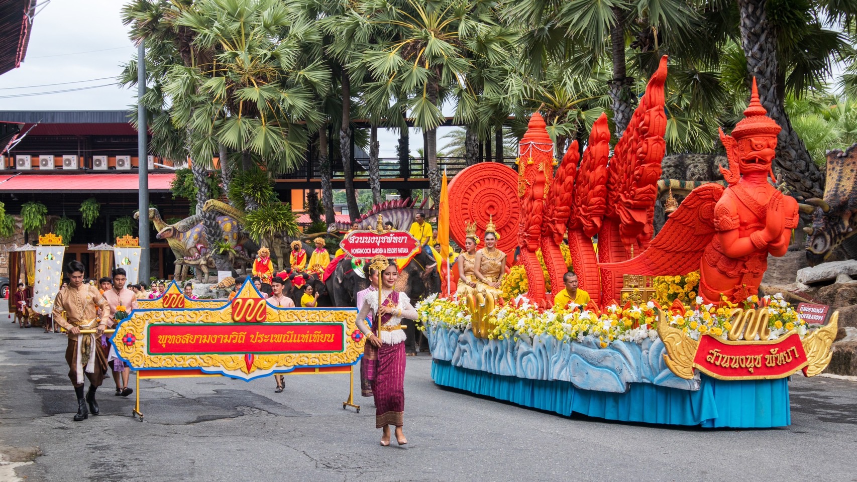 ชลบุรี-สวนนงนุชพัทยาร่วมสืบสานประเพณีไทยจัดขบวนแห่เทียนพรรษานำช้างร่วมขบวนสุดยิ่งใหญ่อลังการ